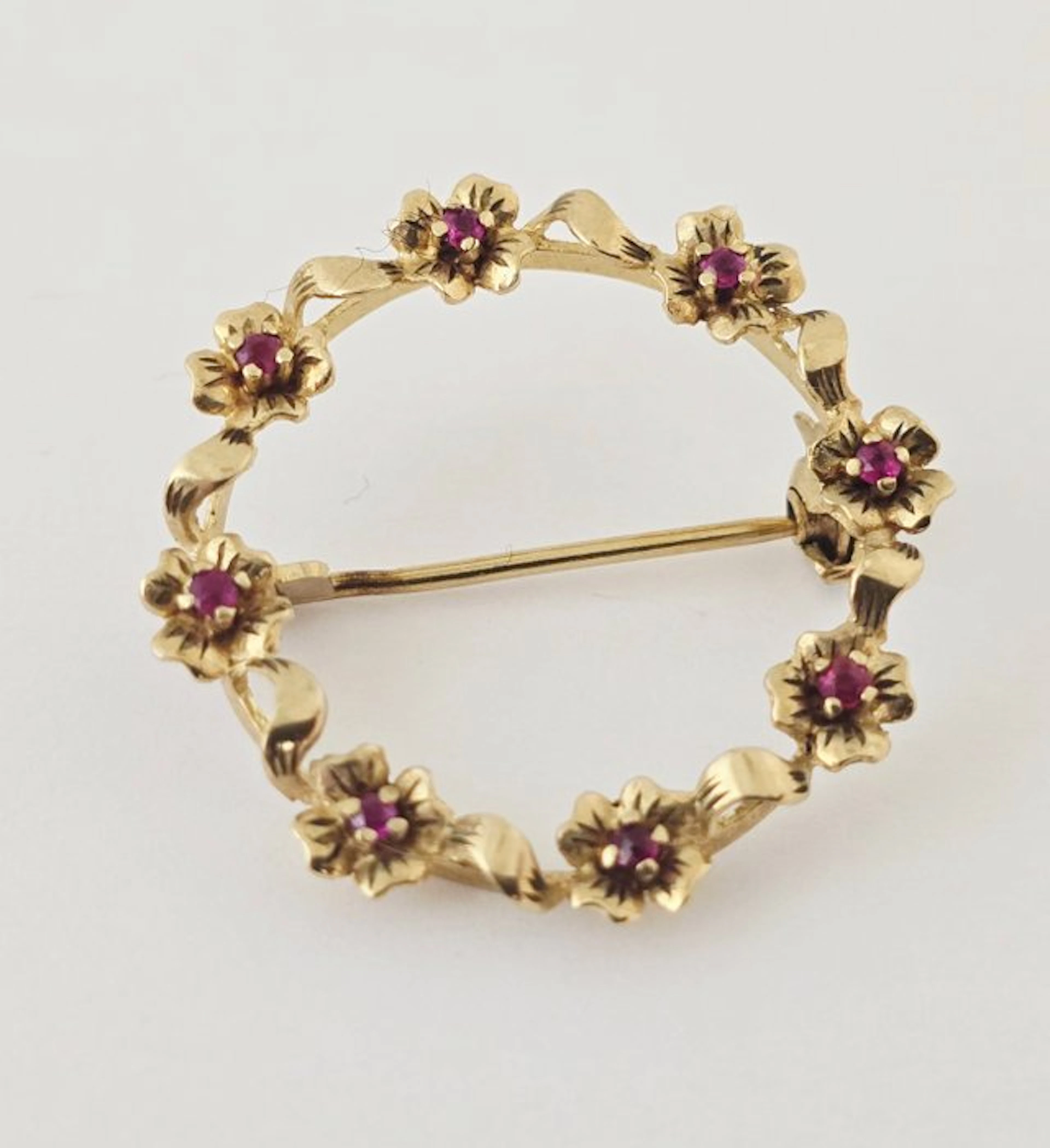 No reserve price - Brooch - 8 kt. Yellow gold - Robijnen