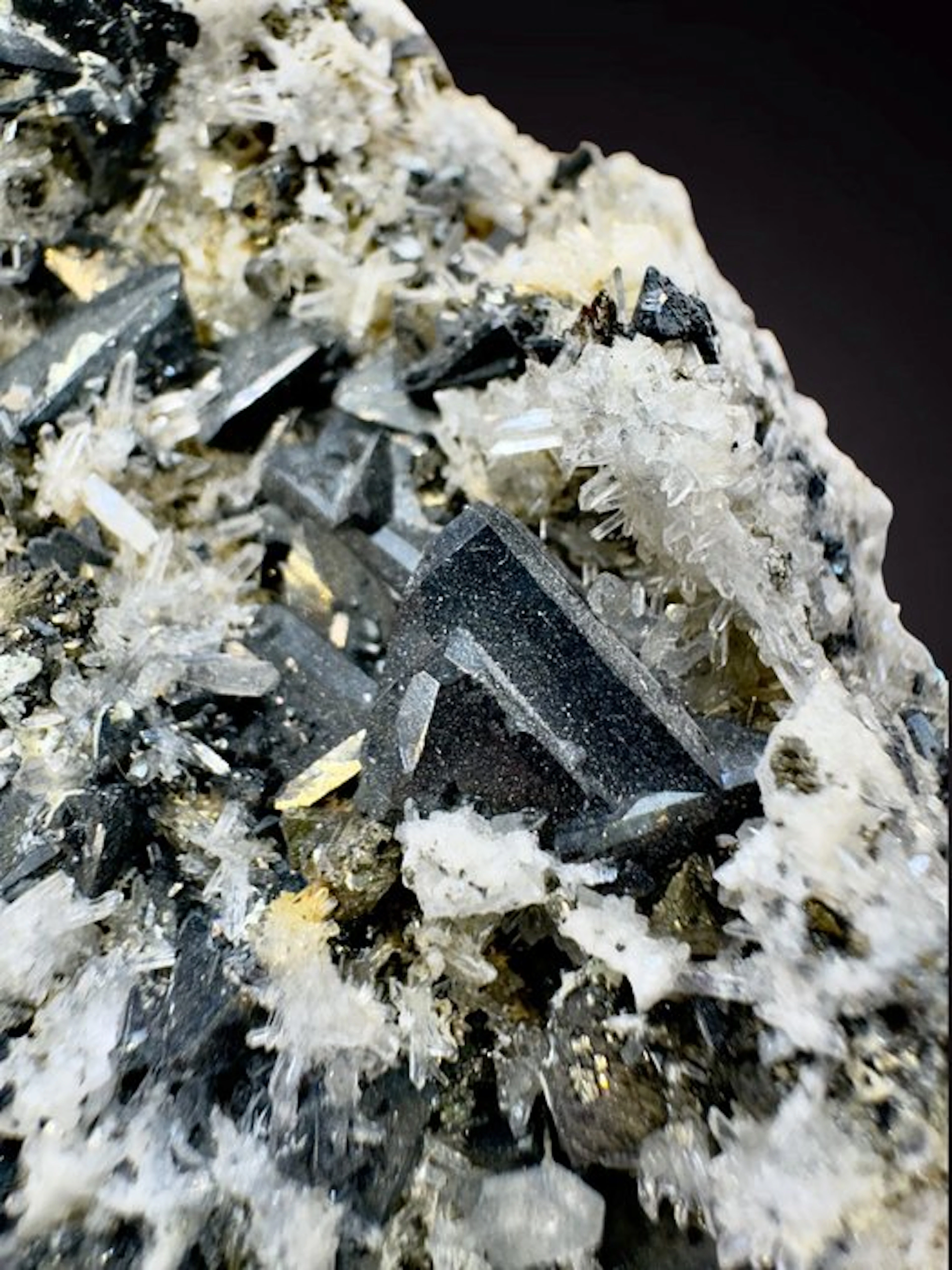 Tetrahedrite splendita with quartz and chalcopyrite...