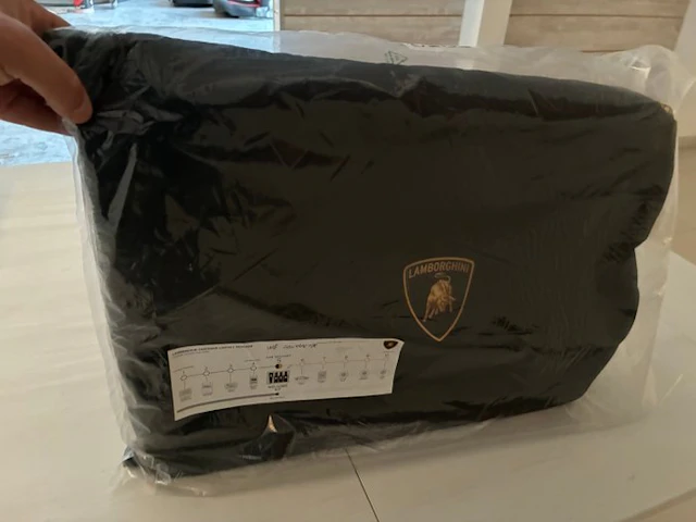 Lamborghini Urus - Lamborghini Official Welcome Kit...