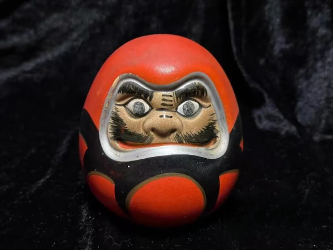 Figurine - Vintage Japanse Daruma spaarpot - rode keramische figuur - Ceramic