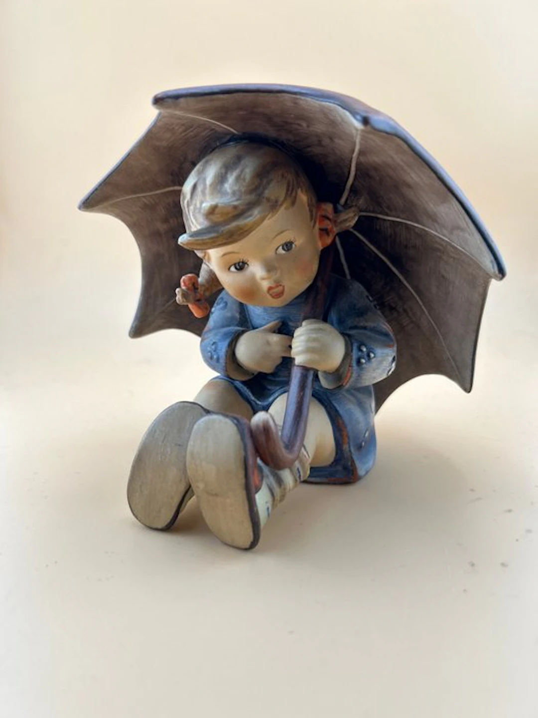 Goebel - M.I. Hummel - Figure - Geborgen Mädchen - Porcelain