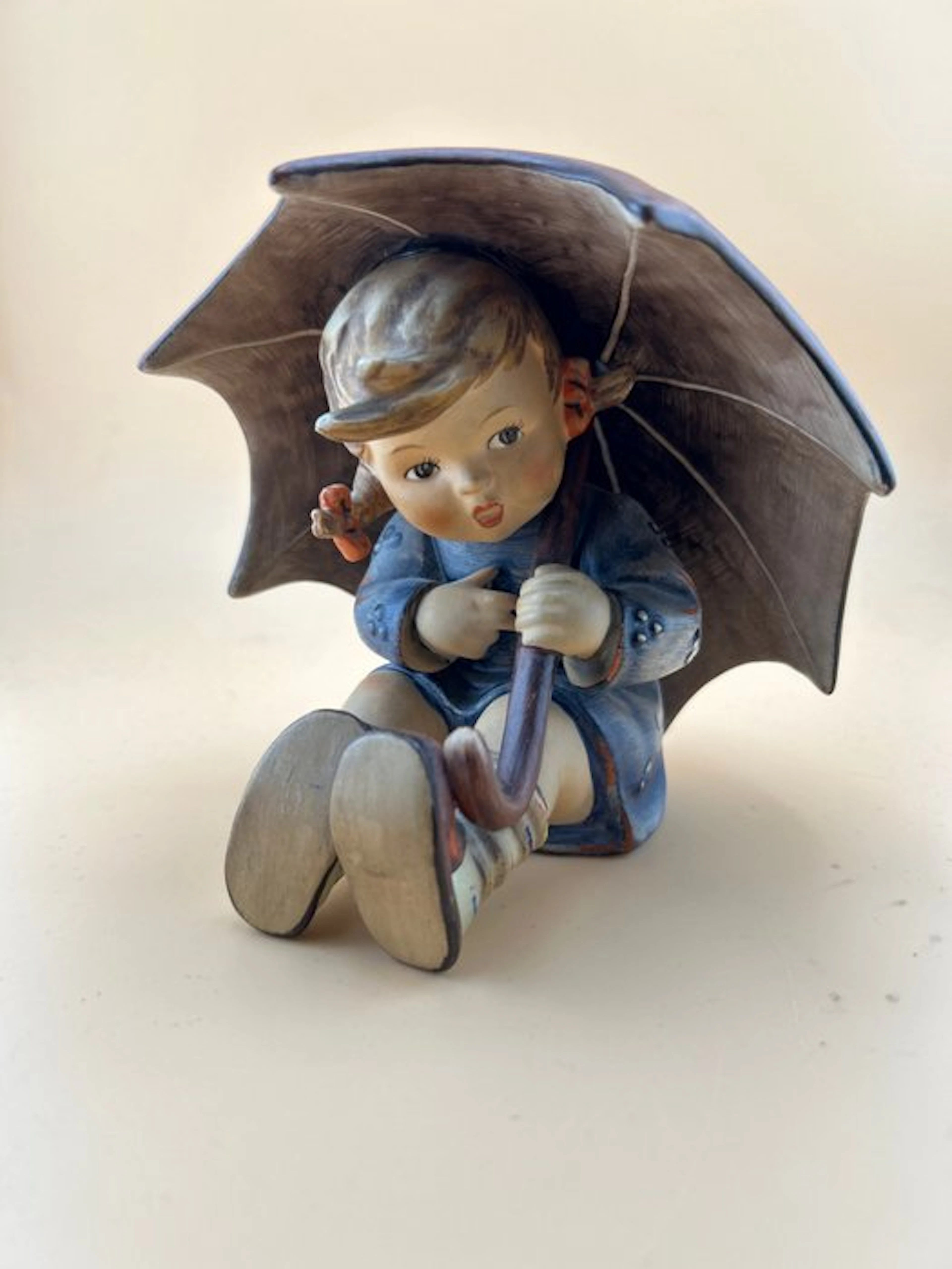 Goebel - M.I. Hummel - Figure - Geborgen Mädchen - Porcelain