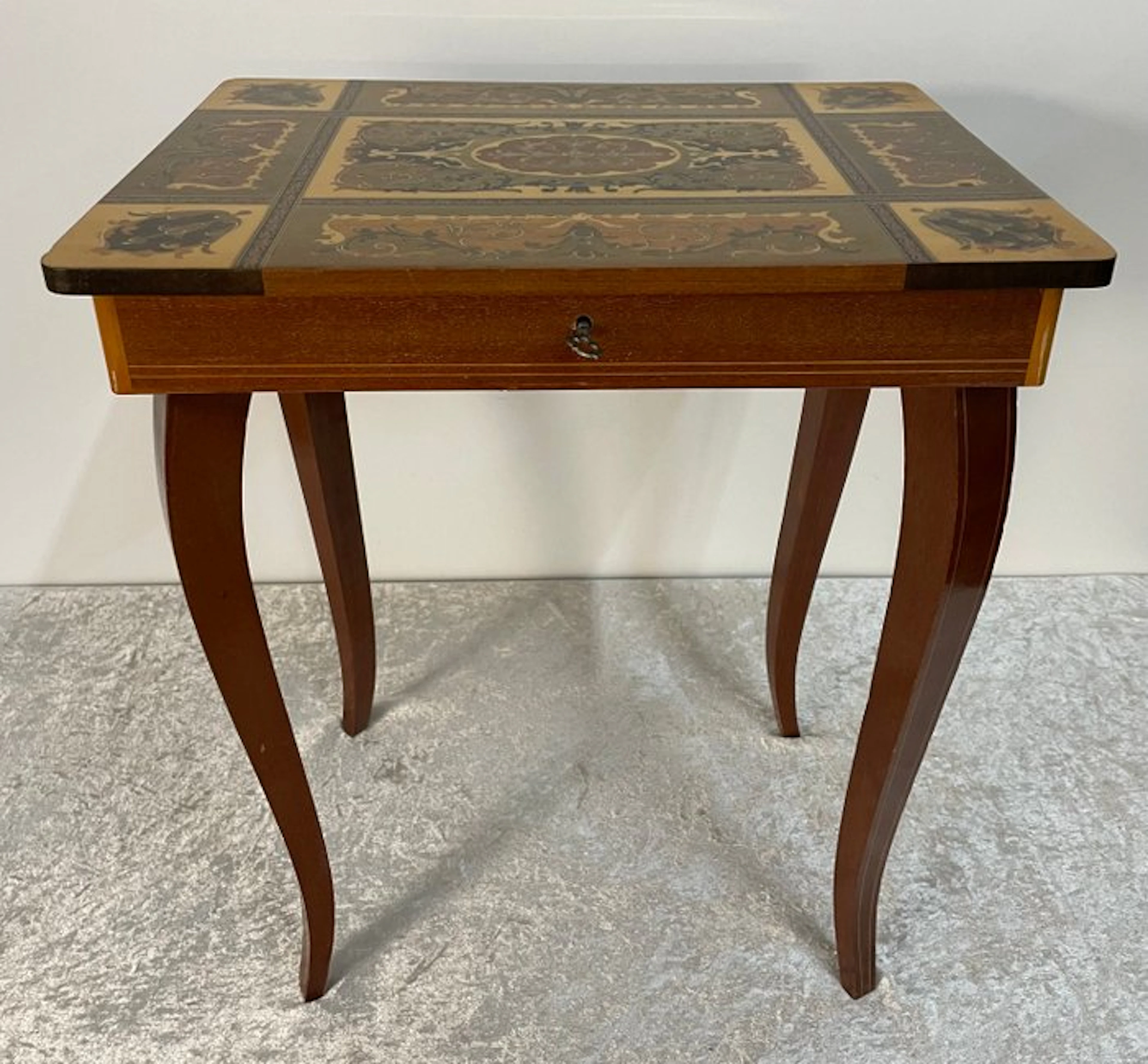 Elegant Tafeltje - Table - Wood - Little table / music box