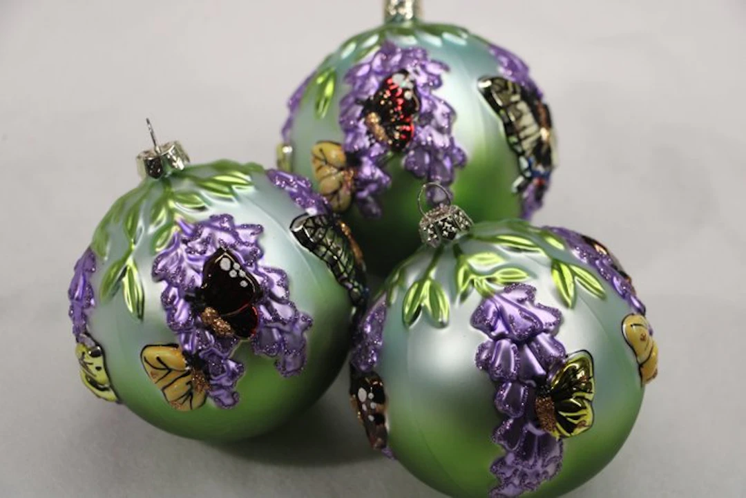 B.Müller: Vlinders op vlinderstruik kerstbal