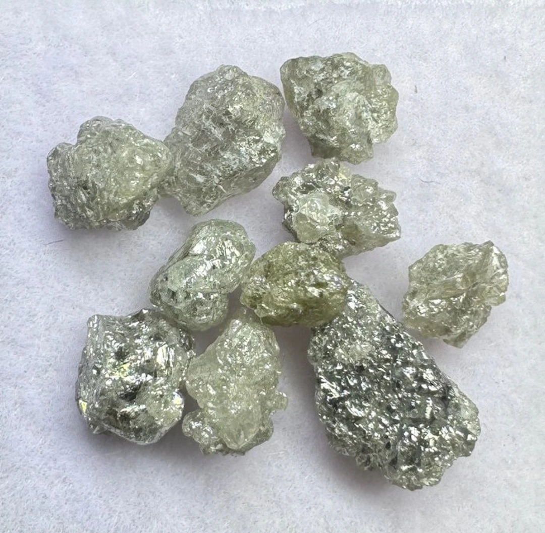 Lot of 10 rough diamonds. 4.70 carats. No reserve! Rough- 0.94 g - (10)