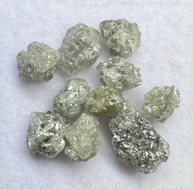 Lot of 10 rough diamonds. 4.70 carats. No reserve! Rough- 0.94 g - (10)