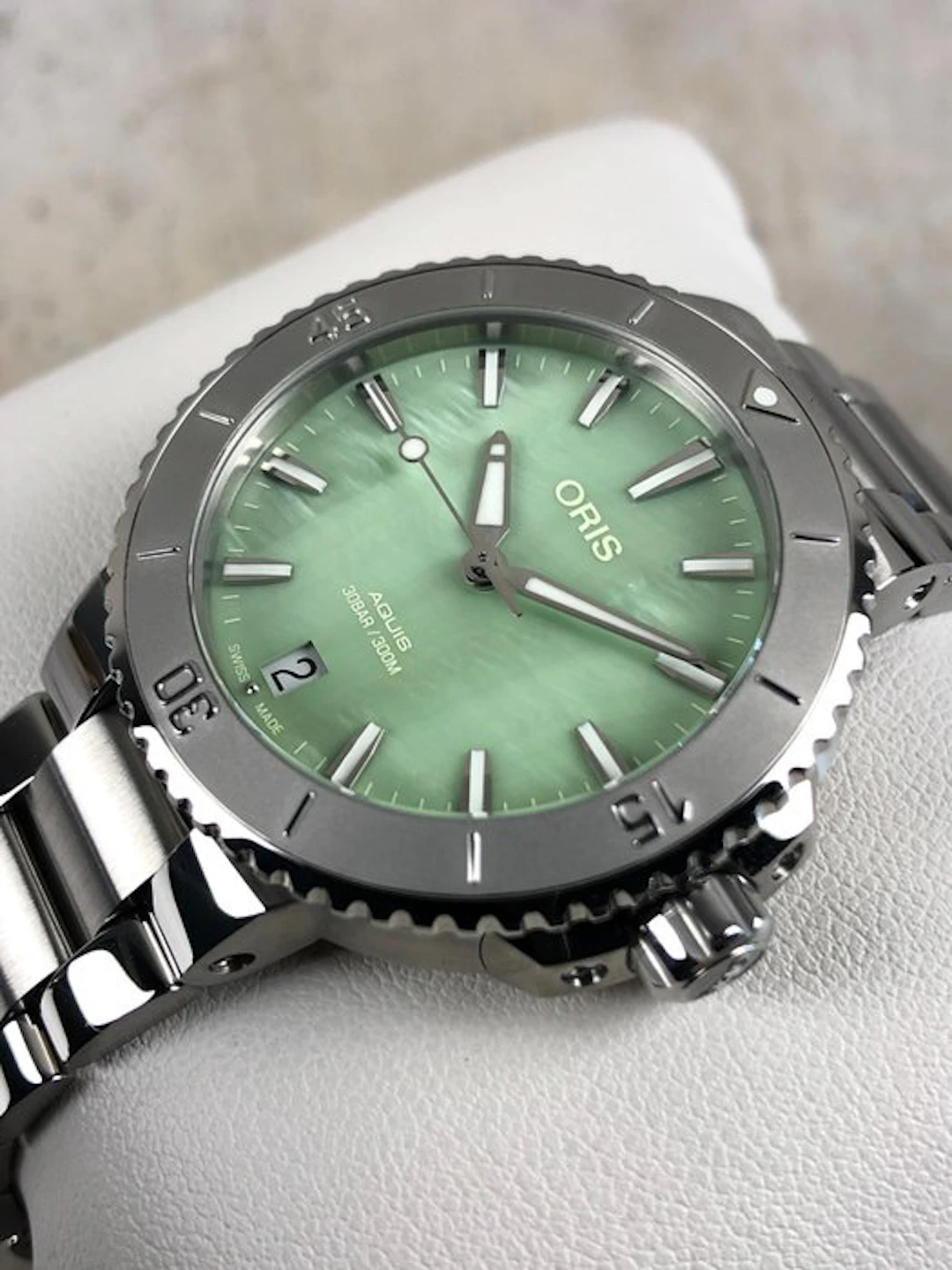 Oris - Aquis Date Automatic Green - 01 733 7770 4157-07 8...