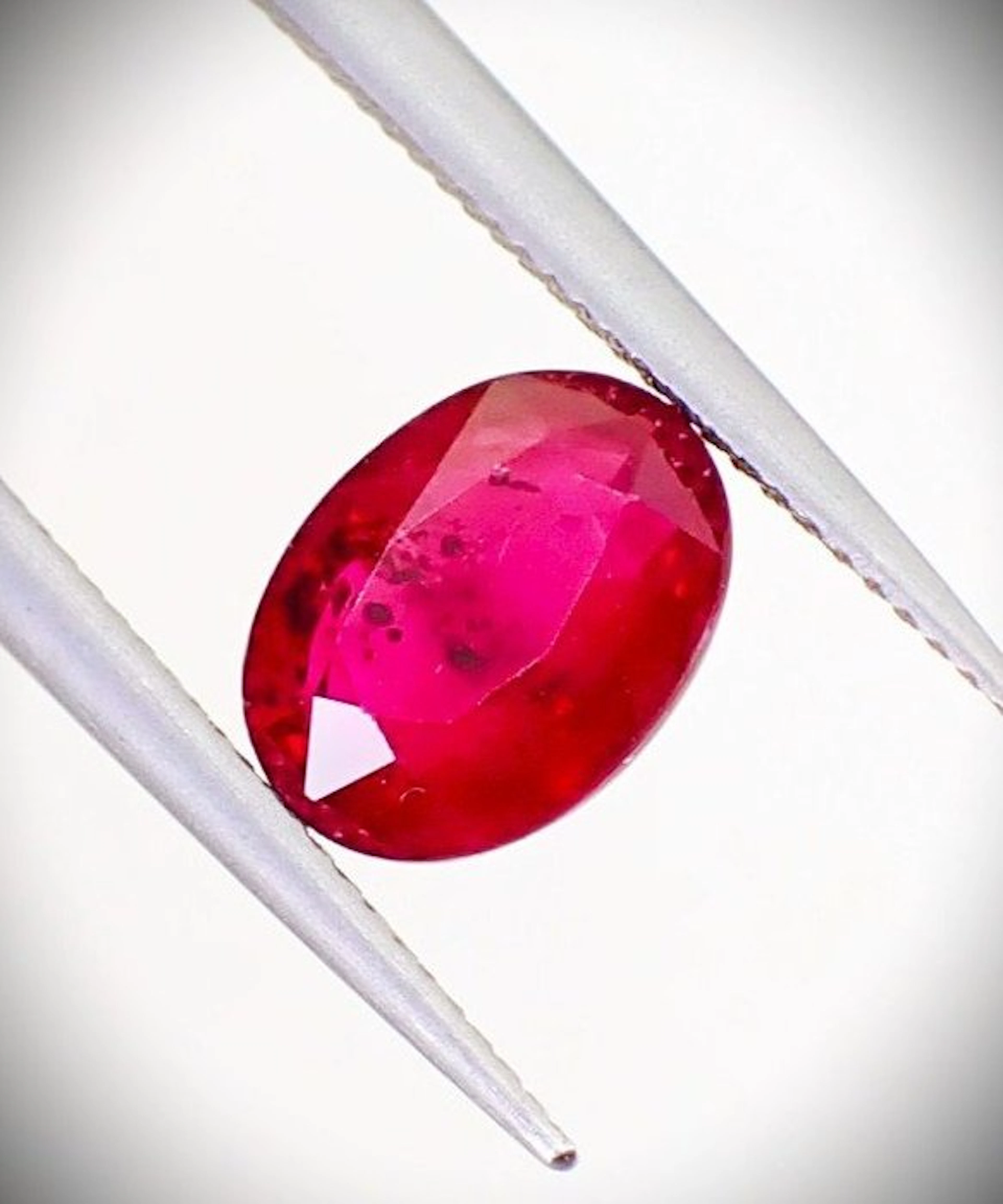 Red Ruby - 1.10 ct - International Gemological Institute...