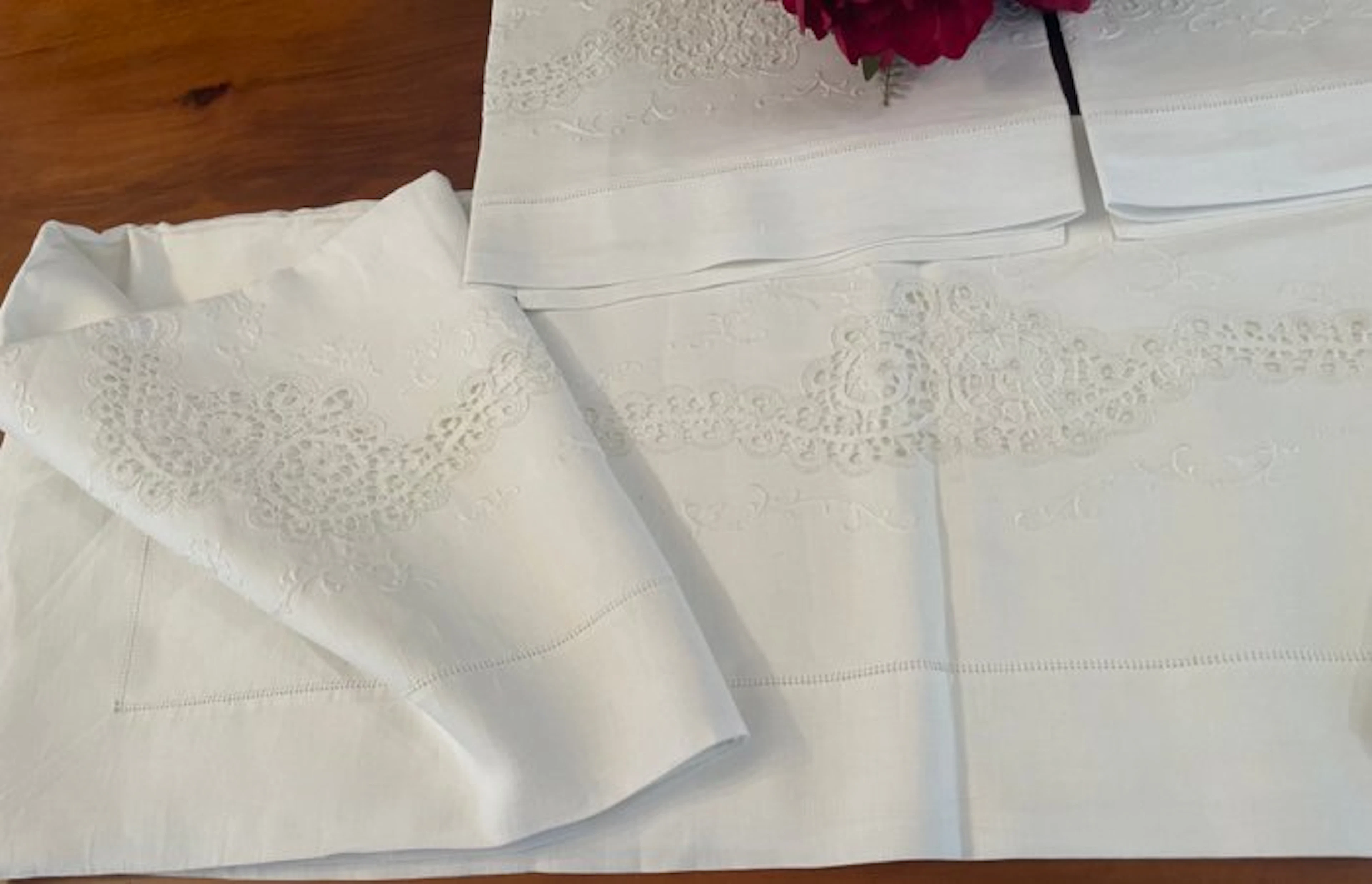 ricami fatti a mano a motivi floreali - Cantù lace and handmade embroidery