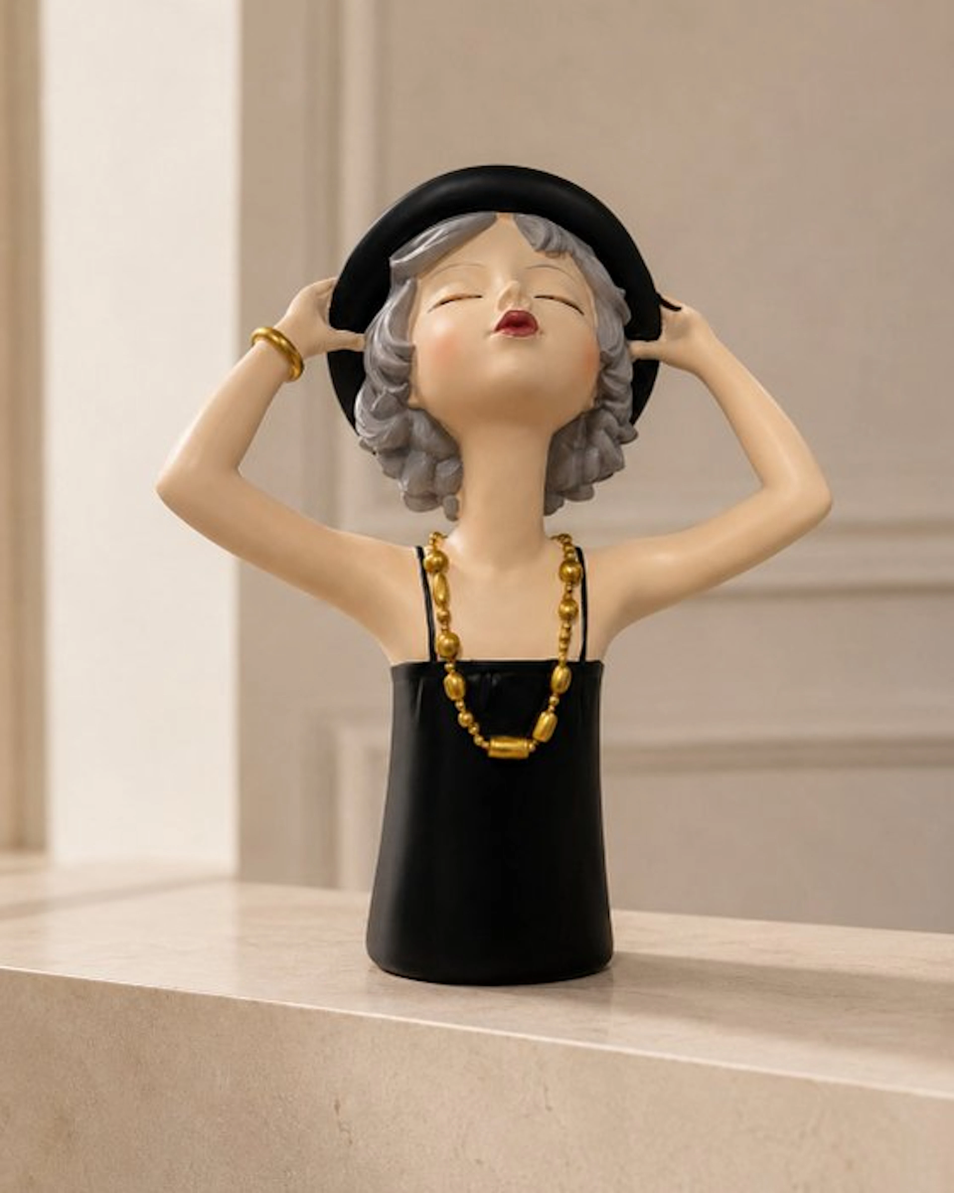 Bust, Elegante Dame met Hoed – Art Deco stijl – Zwart...