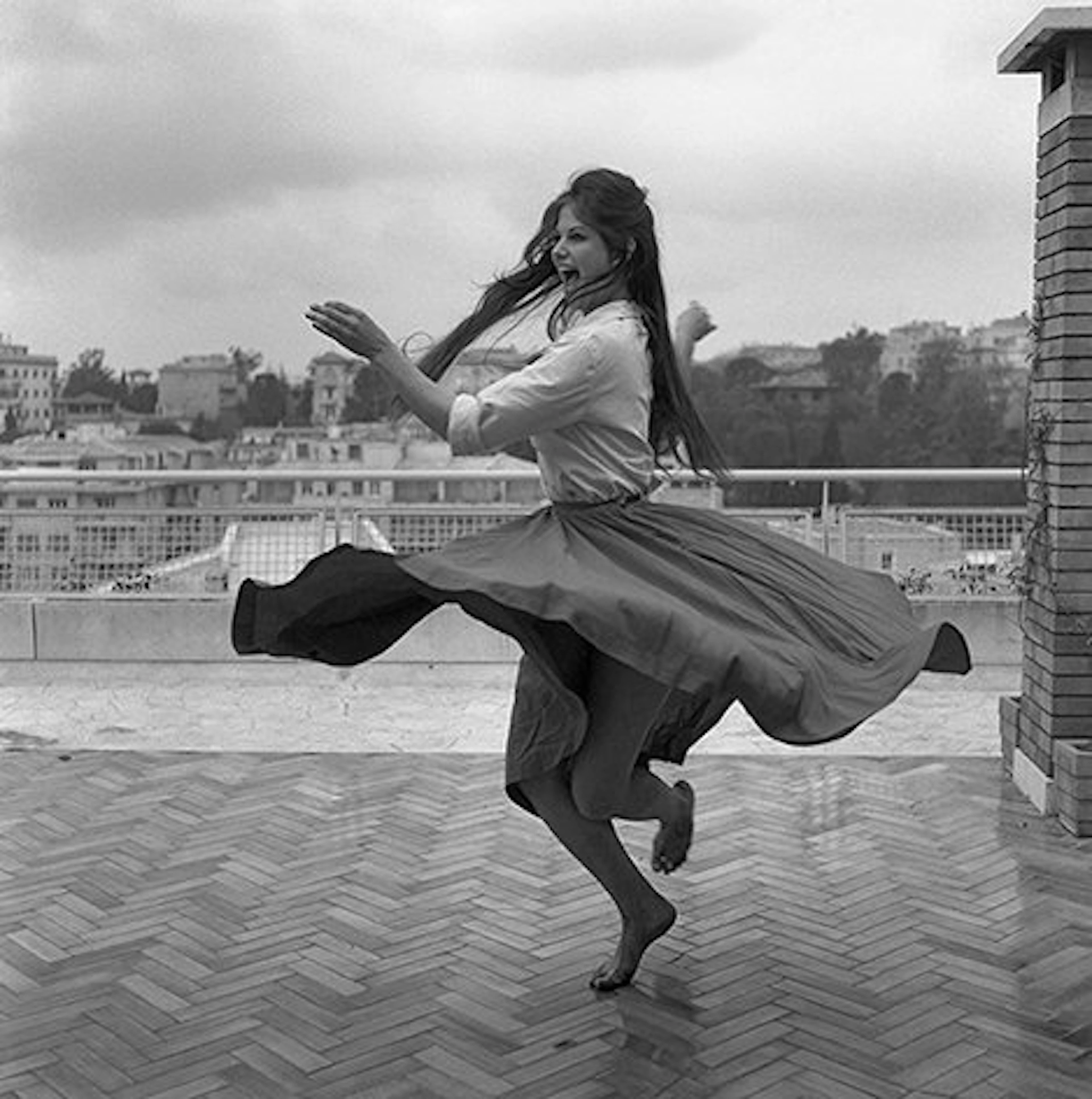 Camerapohoto Epoche/Vittorio Pavan - 13-Claudia Cardinale danza su una terrazza