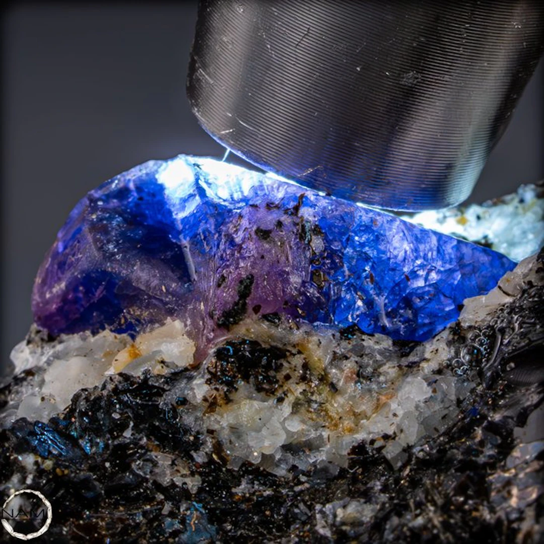 Natural sapphire – Rough crystals on matrix - 213.70 ct- 42.74 g