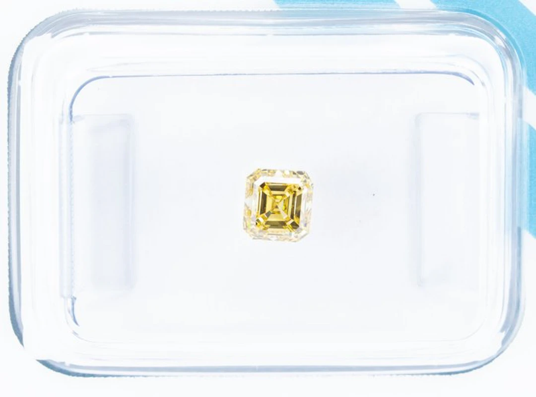 No reserve price - 1 pcs Diamond (Natural coloured)...