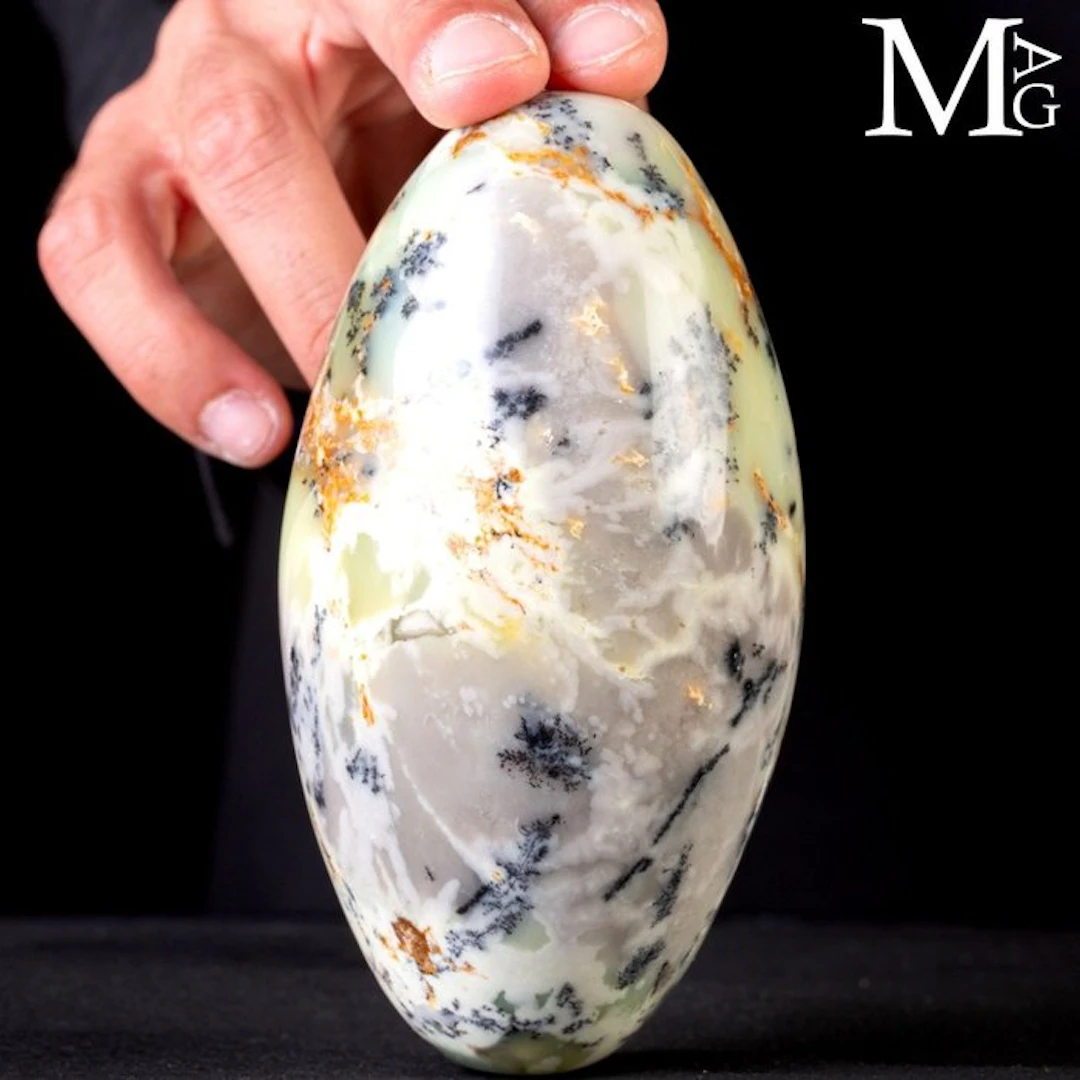 Sacred Lingam in Dendritic Opal Opale dendritico - Height...