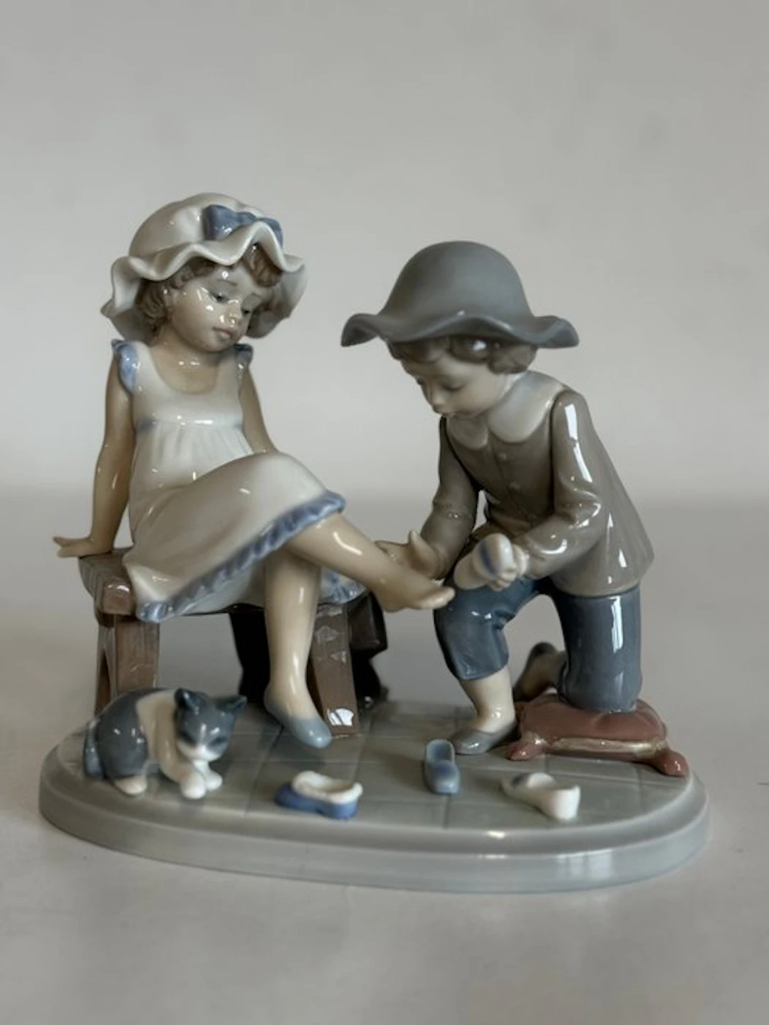 Lladró - Figurine - Try This One - Niños Jugando con Zapatos #5361 - Porcelain