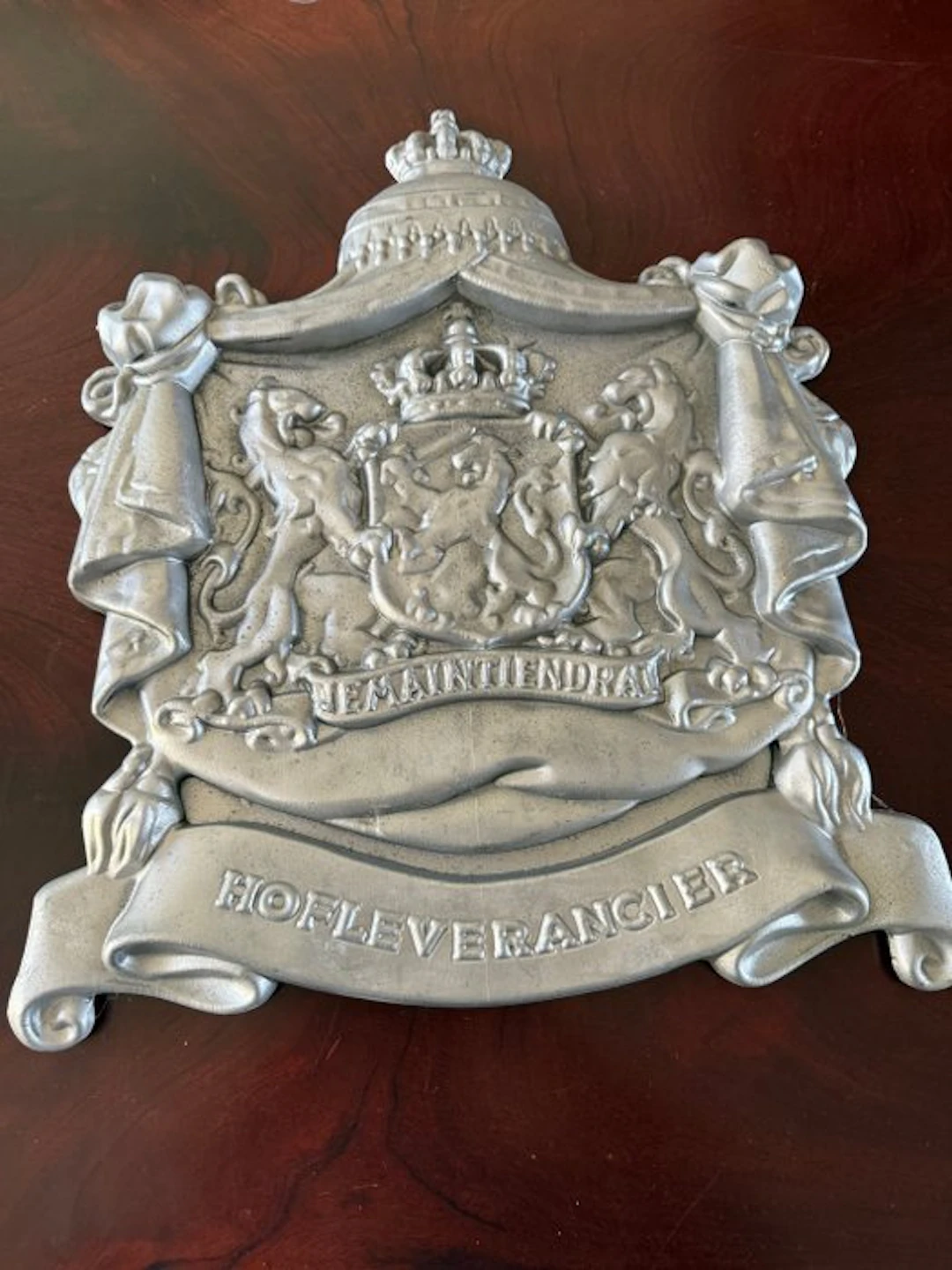 Aluminium court-supplier relief plaque with the Dutch...