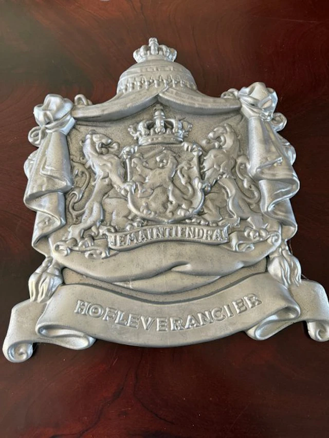 Aluminium court-supplier relief plaque with the Dutch...