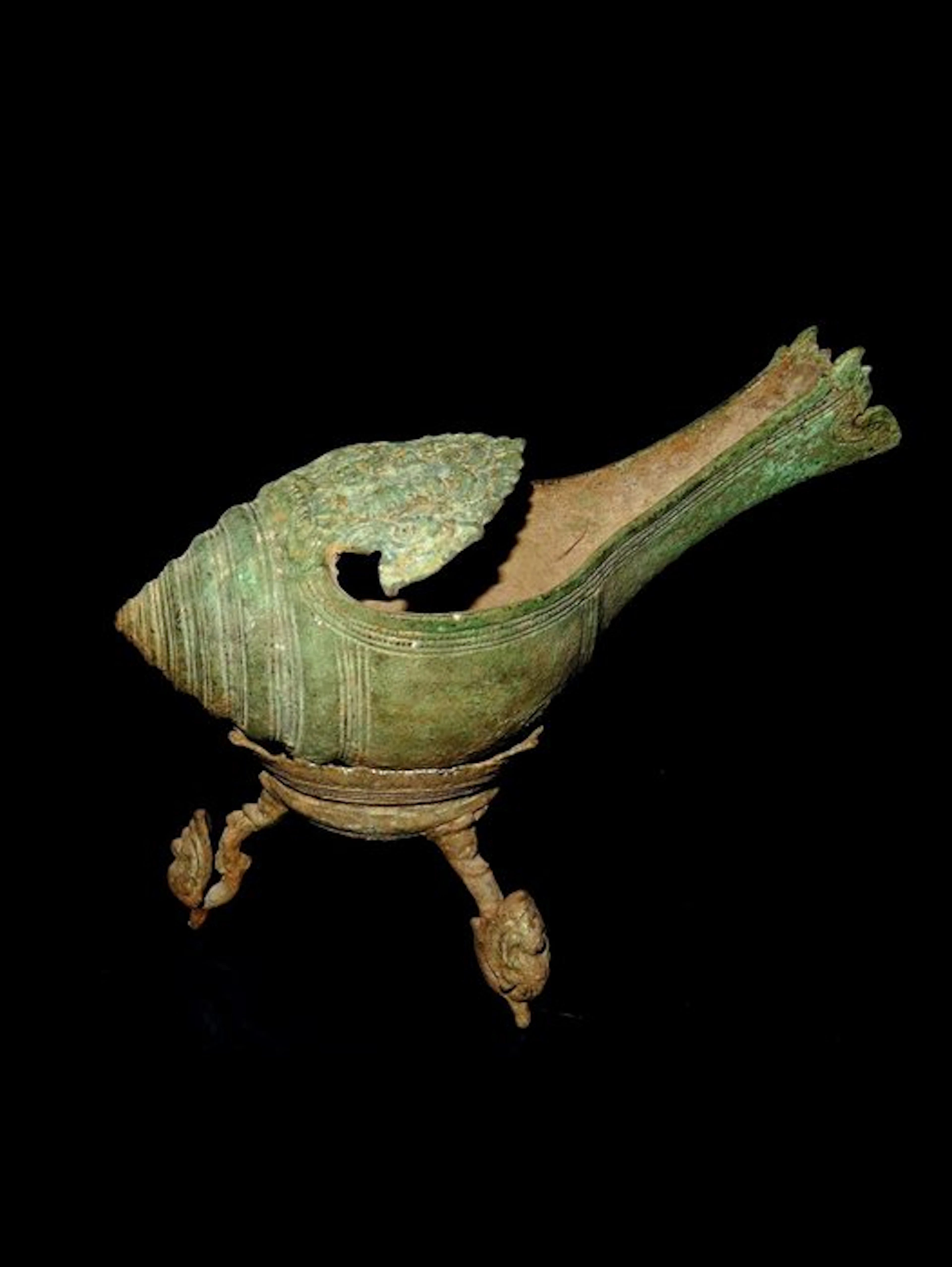 Ancient Khmer - Ritual bronze conch with its original...