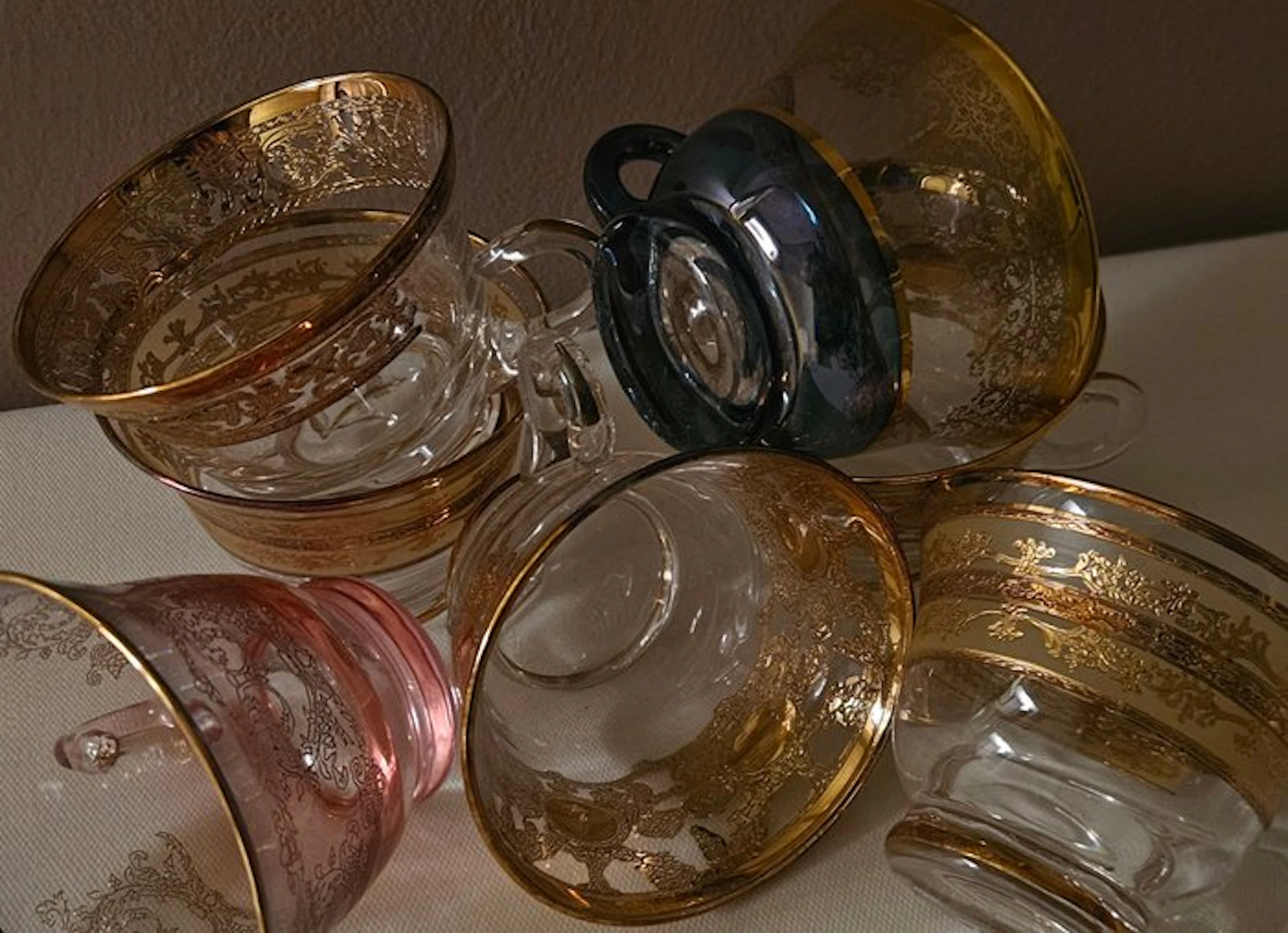 ISMIE showroom - Tea service (6) - colored large tea cups...