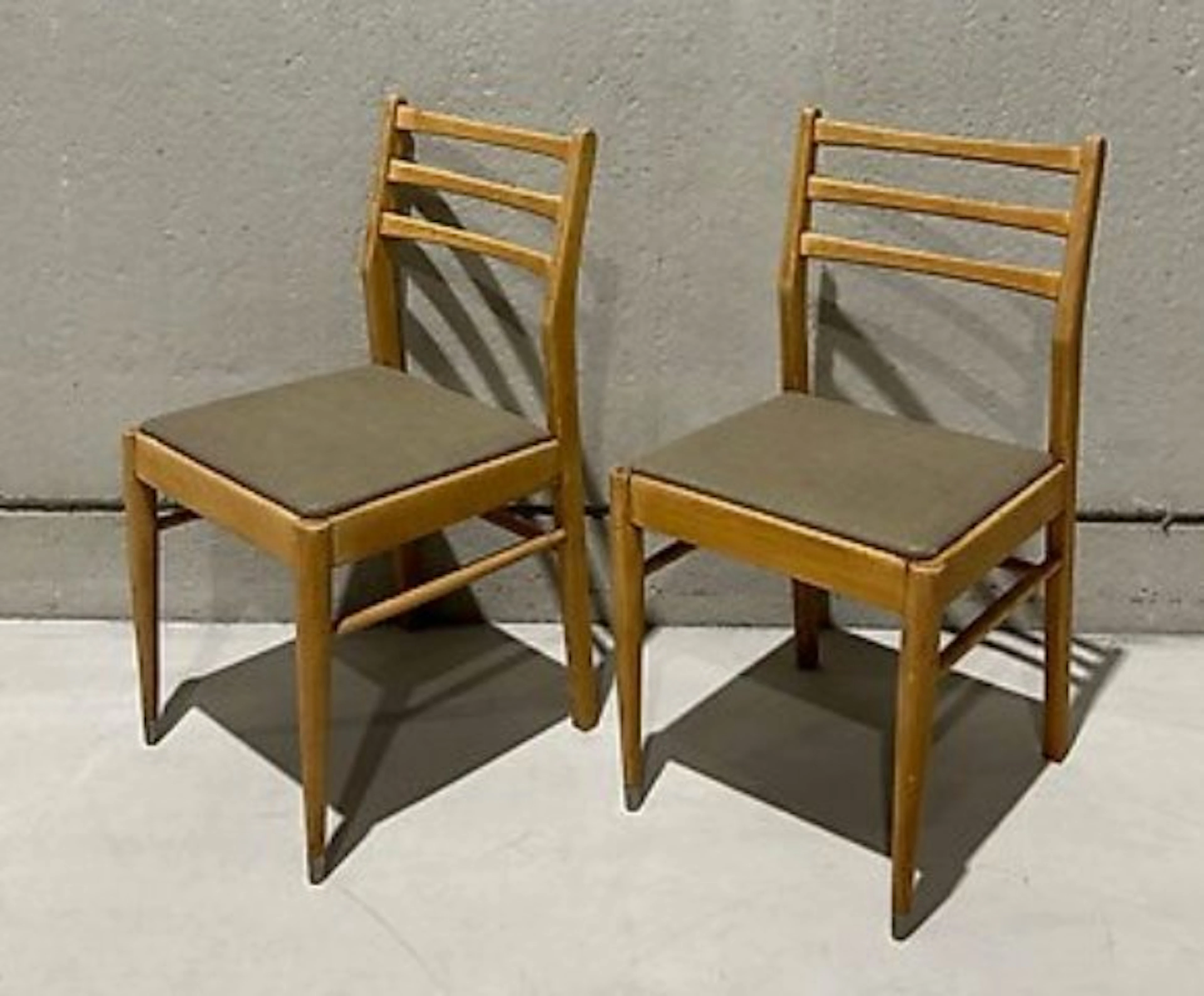 Chair - Hardwood - Two vintage chairs