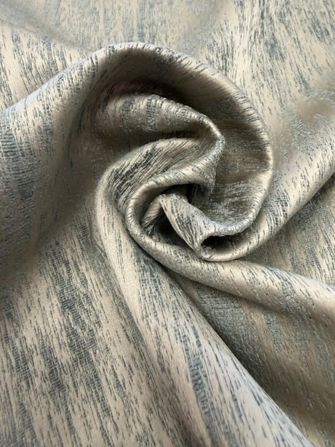 1719★Elegant and dramatic fabric with a vertically...