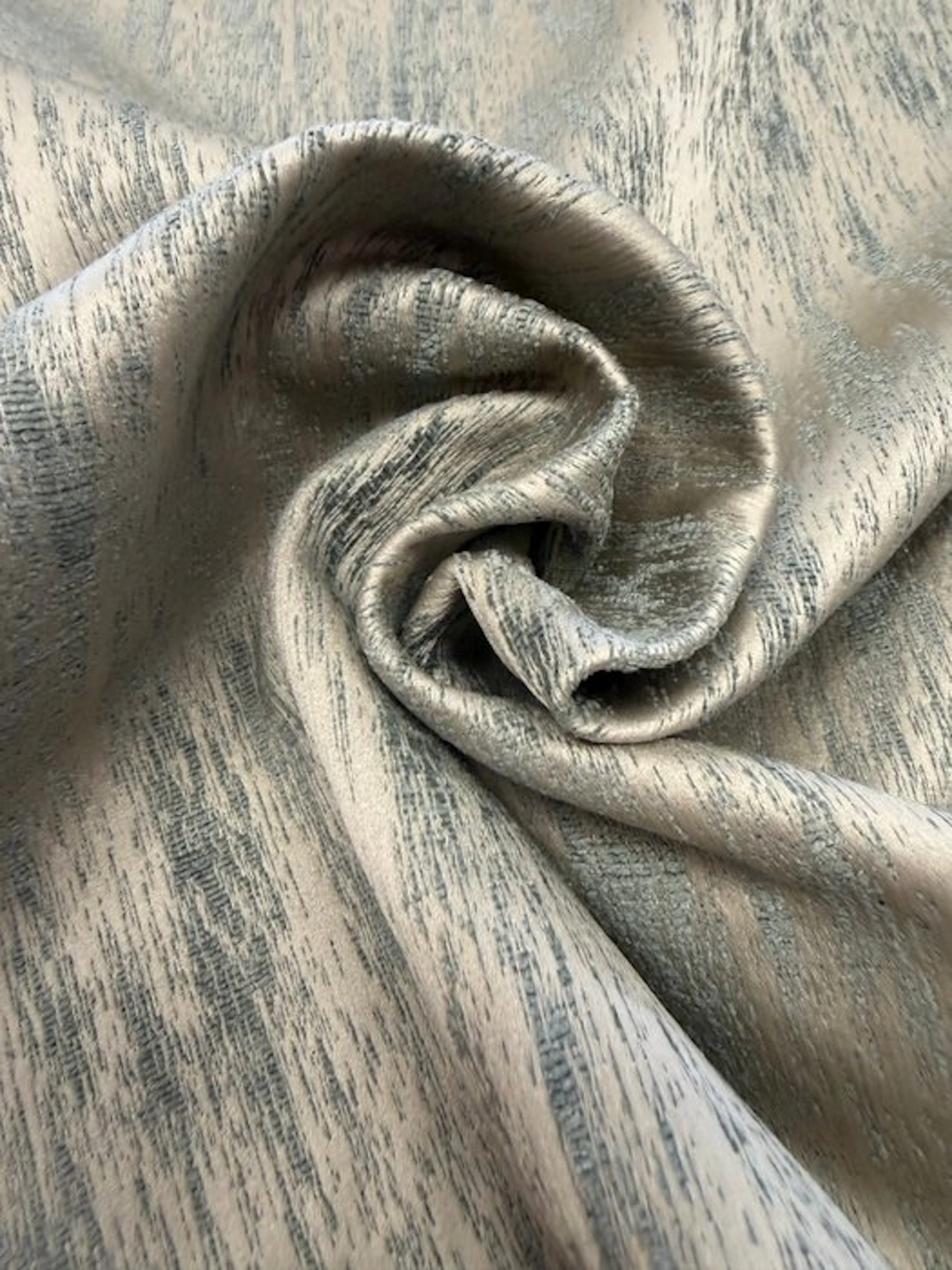1719★Elegant and dramatic fabric with a vertically...