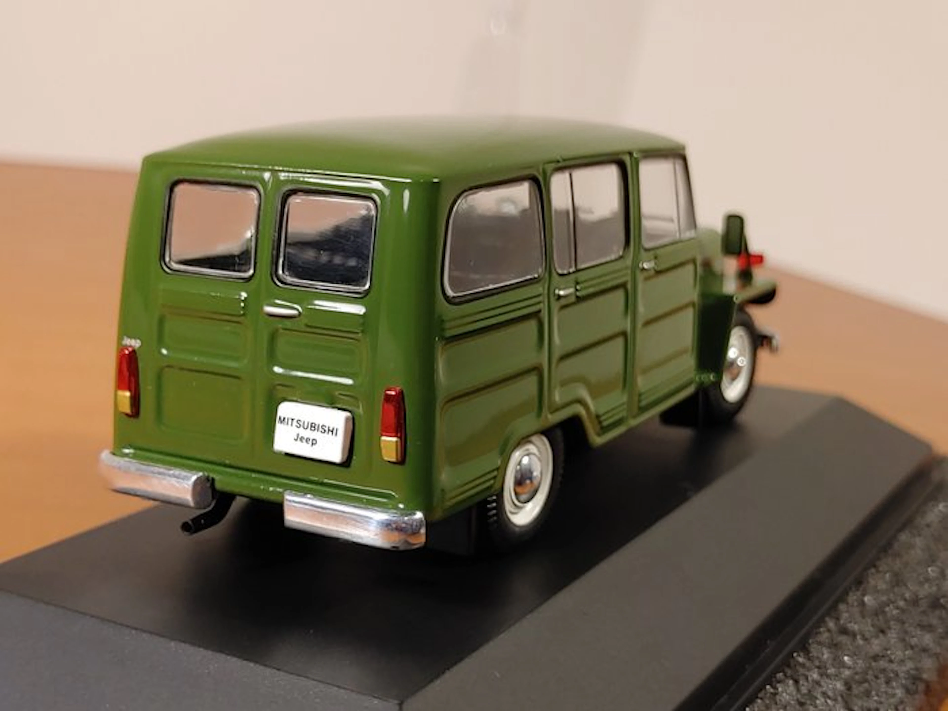 FIRST:43 Models 1:43 - Model station wagon - Mitsubishi Jeep J30 1961