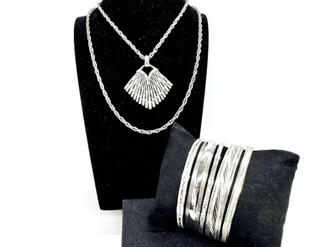 Trifari - Metal, Modernist, 1960's, n. 5 Silver-Plated Bracelets and - Necklace