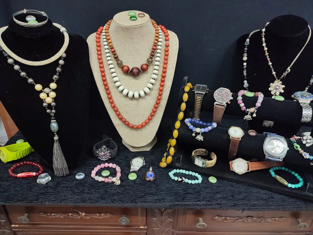 Themed collection - Costume jewelry, jewelry, and watches