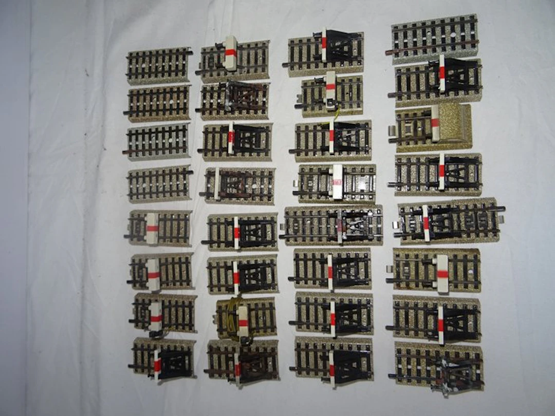 Märklin H0 - Model train tracks (32) - 27 buffers + 5 track pieces, M track