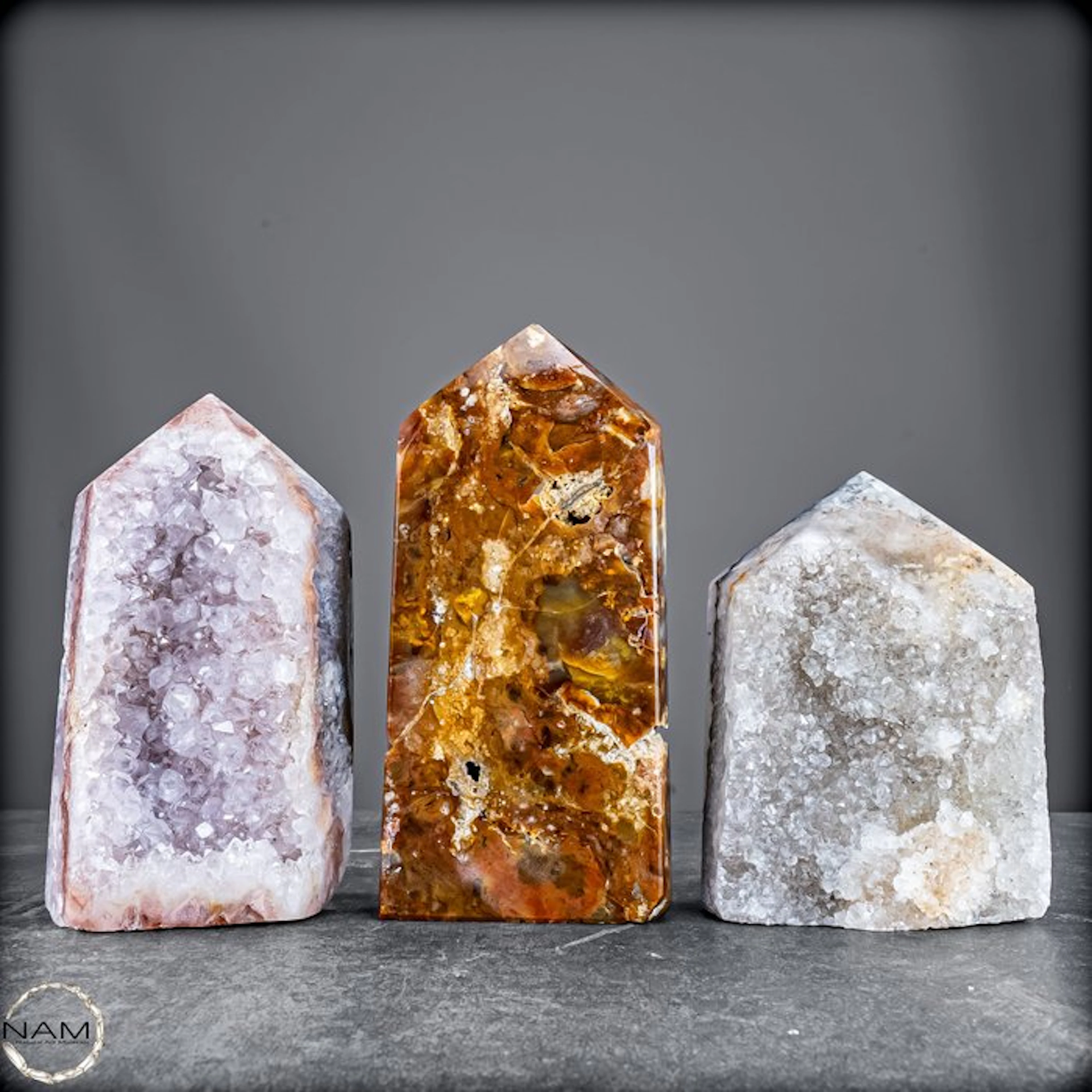 Unique agate obelisk set with fascinating natural drusen- 2141.99 g - (3)