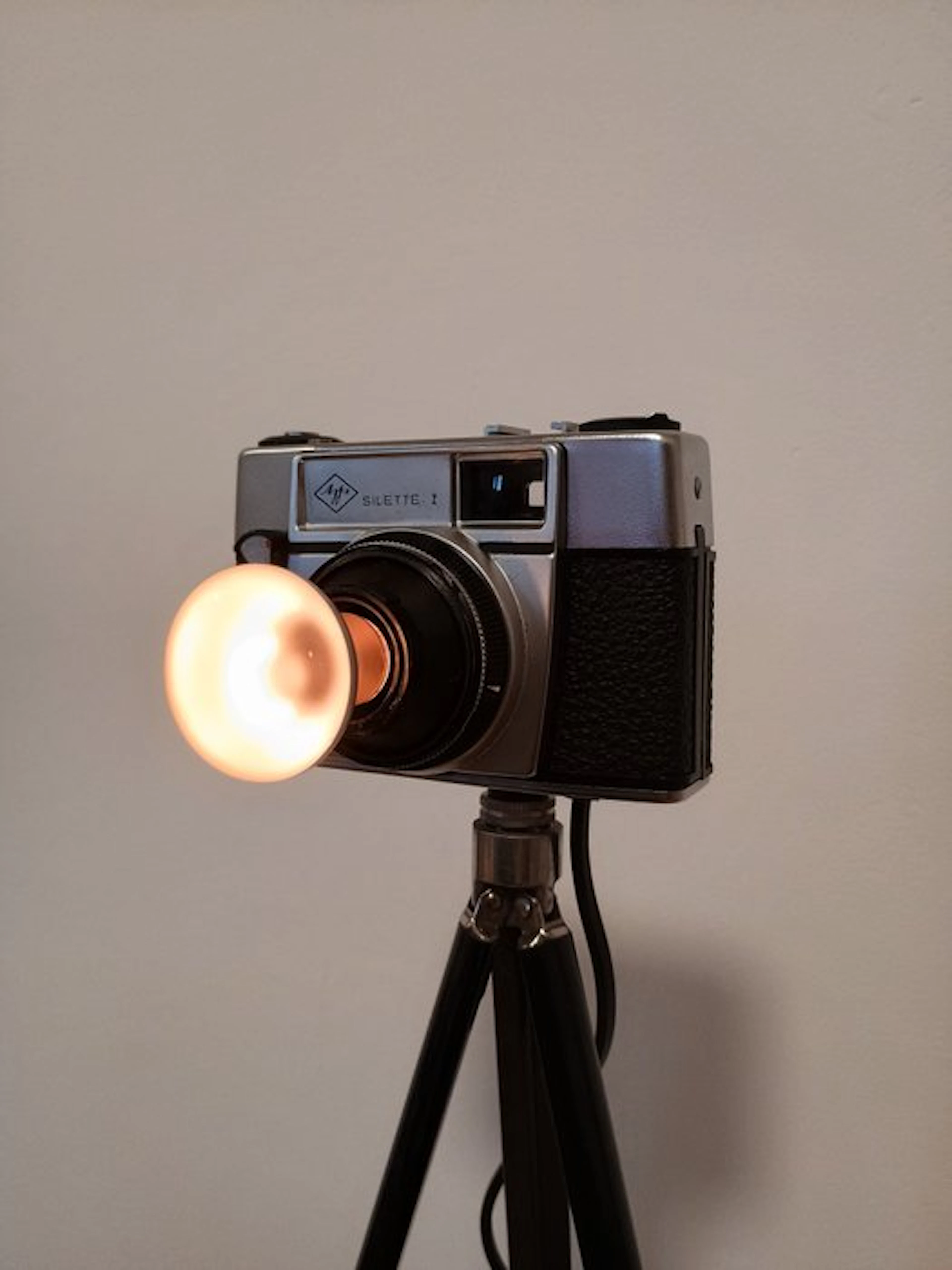 AGFA (camera convertita) - Table lamp - Silette I - Metal, Plastic
