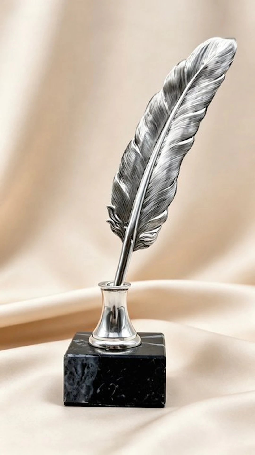 Pedro Duran - Figure - La pluma de plata - .925 silver, Marble