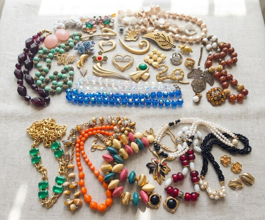 Themed collection - Collection of 42 vintage jewelry pieces, 1.441 kg