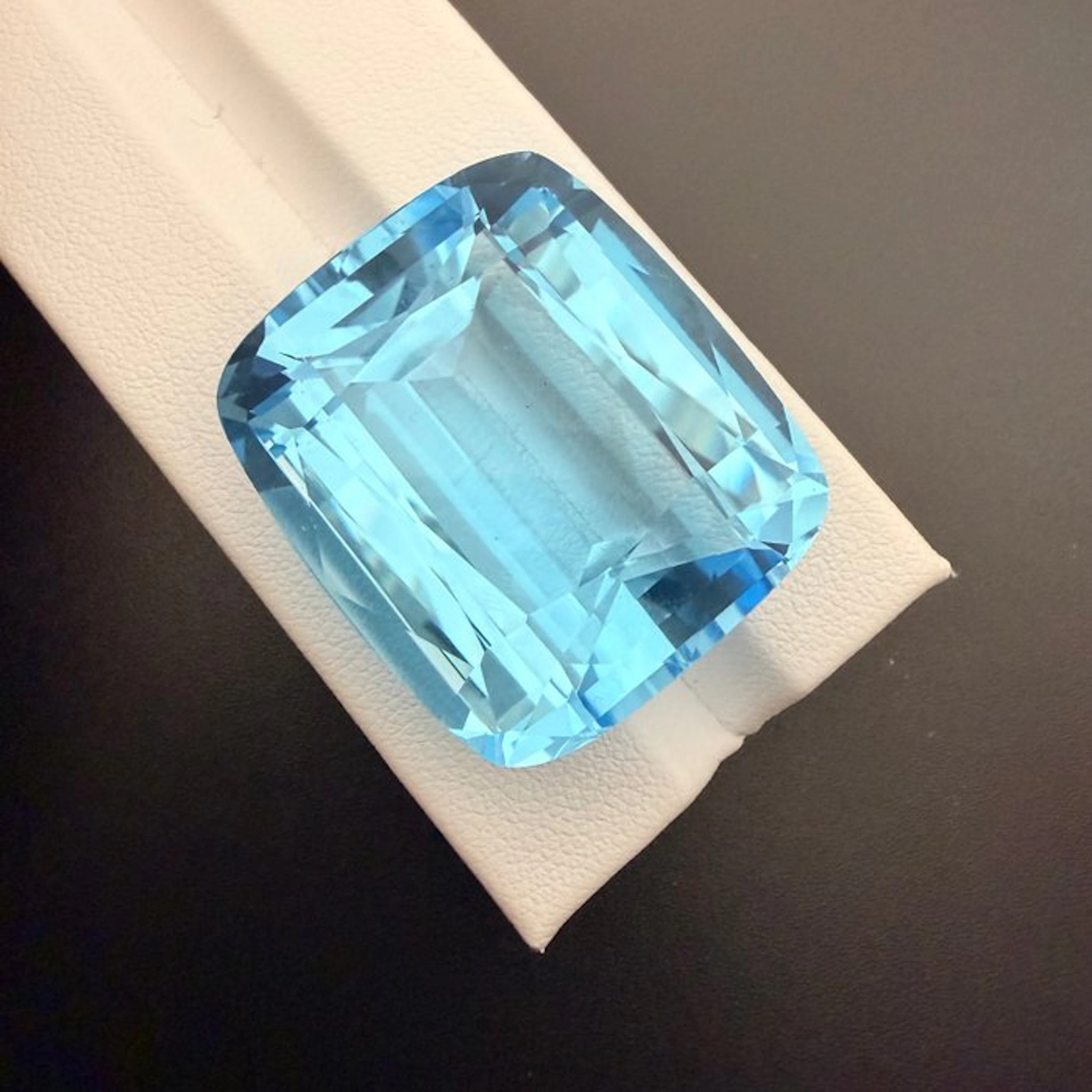 No reserve price Topaz - 105.88 ct - Antwerp Laboratory...