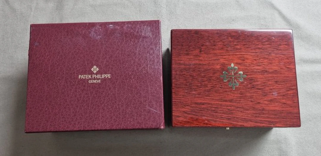 Patek Philippe - Vintage wooden mahogany watch box for...