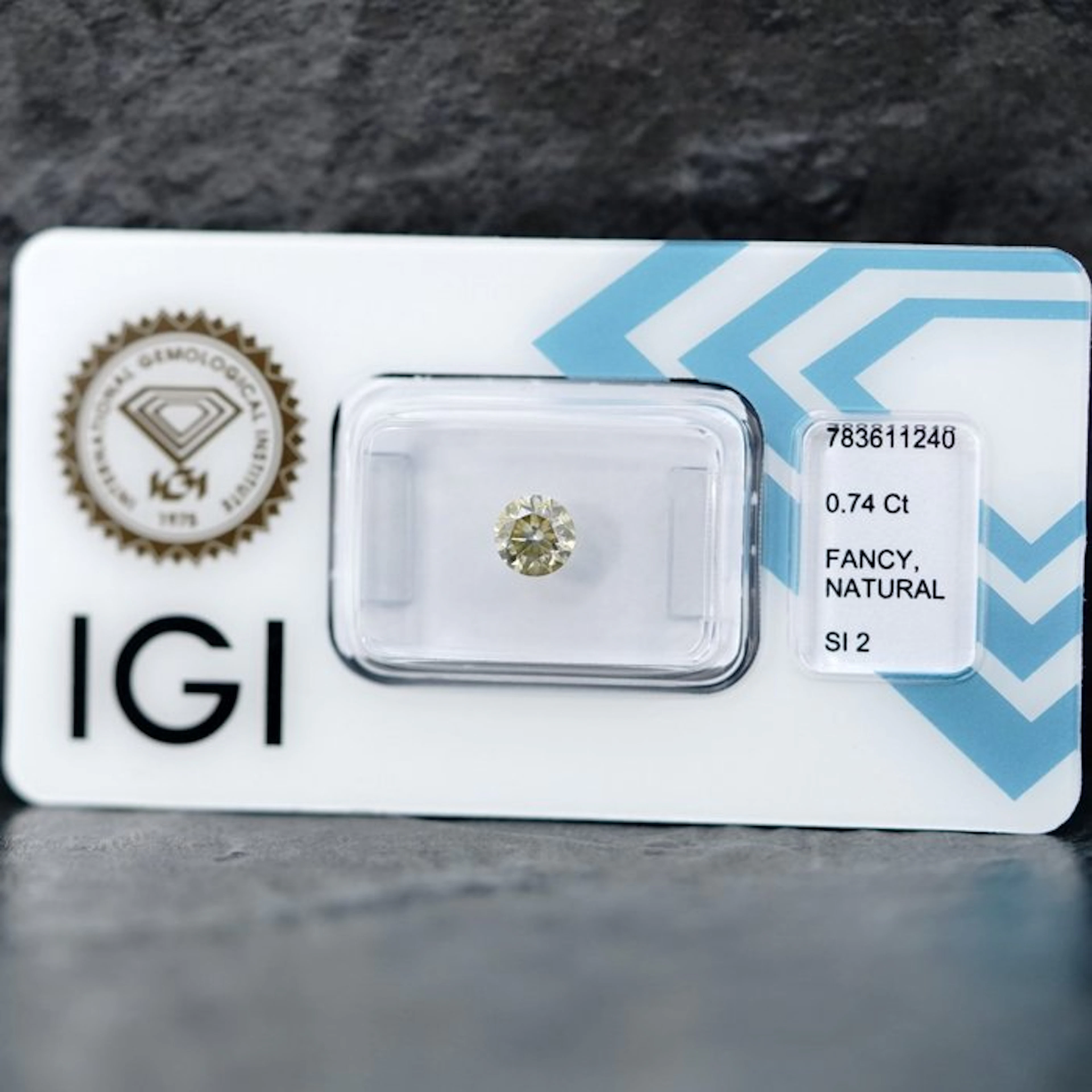 No reserve price - 1 pcs Diamond (Natural coloured)...