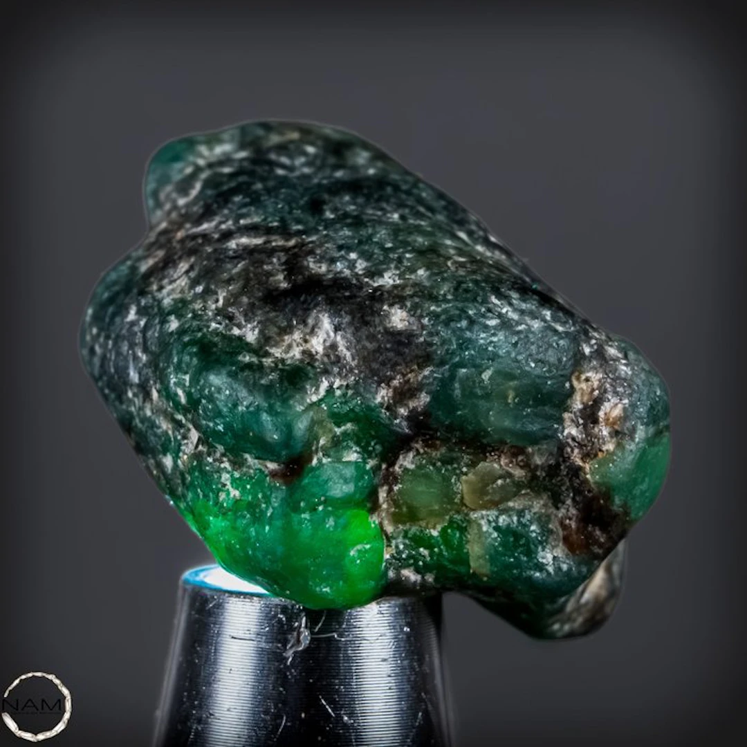 Natural Colombian green emerald, unprocessed. Gemstones 75.65 ct- 15.13 g