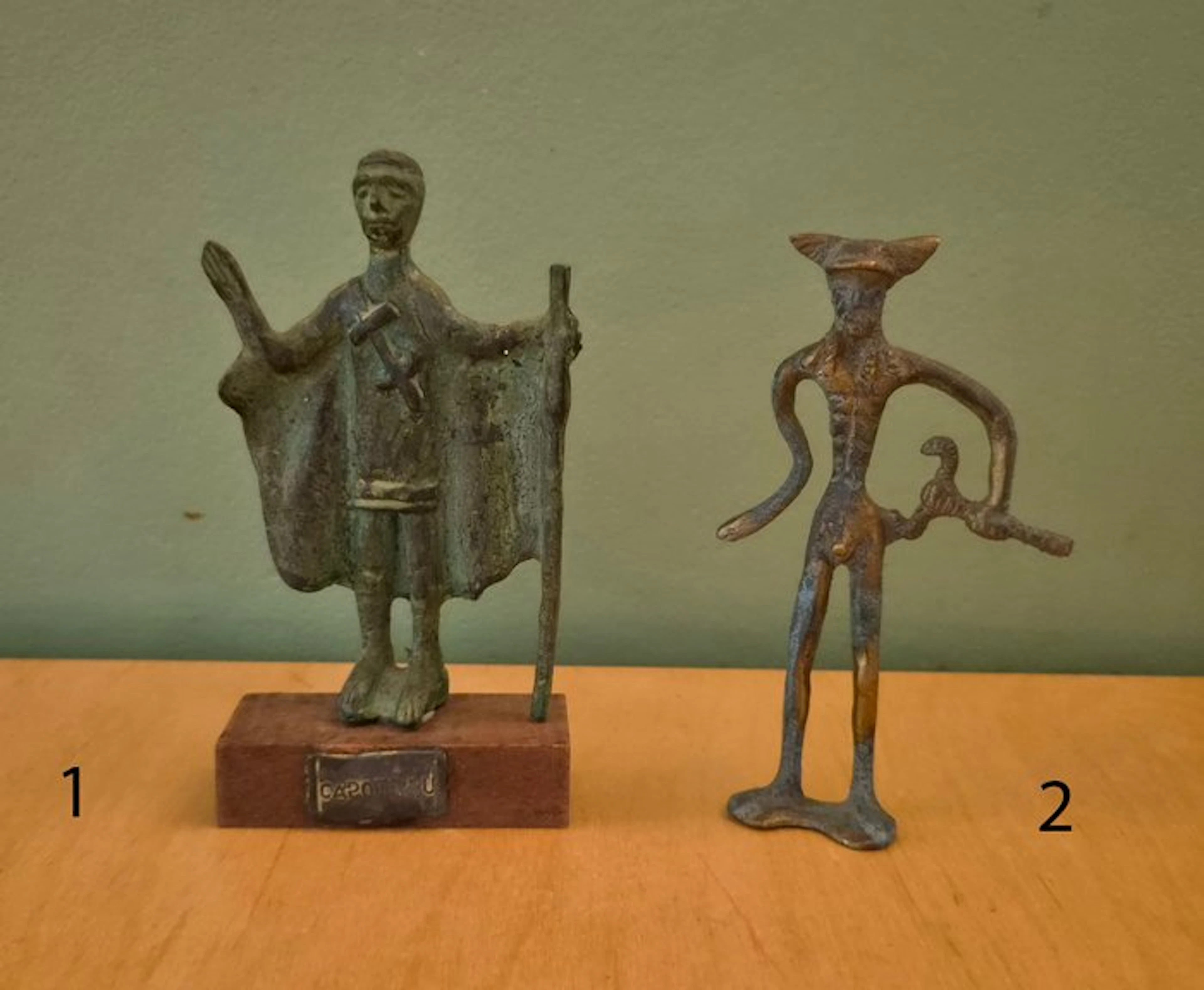 Statuette, 2 op de Oudheid geinspireerde beeldjes - 15 cm - Bronze
