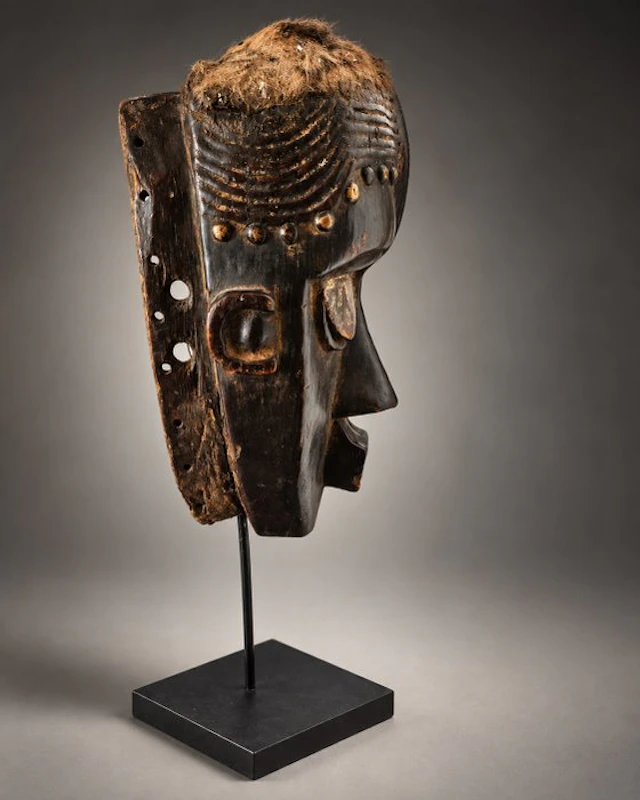 Important Dan mask – Ivory Coast / Liberia – carved wood