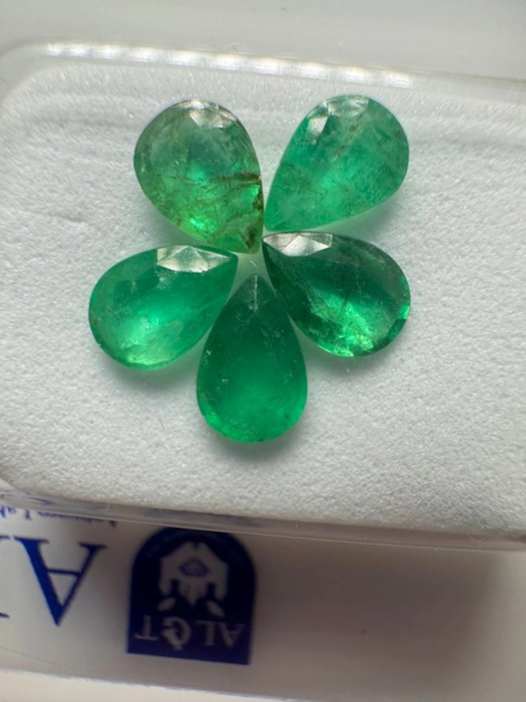 5 pcs Green Emerald - 1.57 ct - Antwerp Laboratory for Gemstone Testing (ALGT)