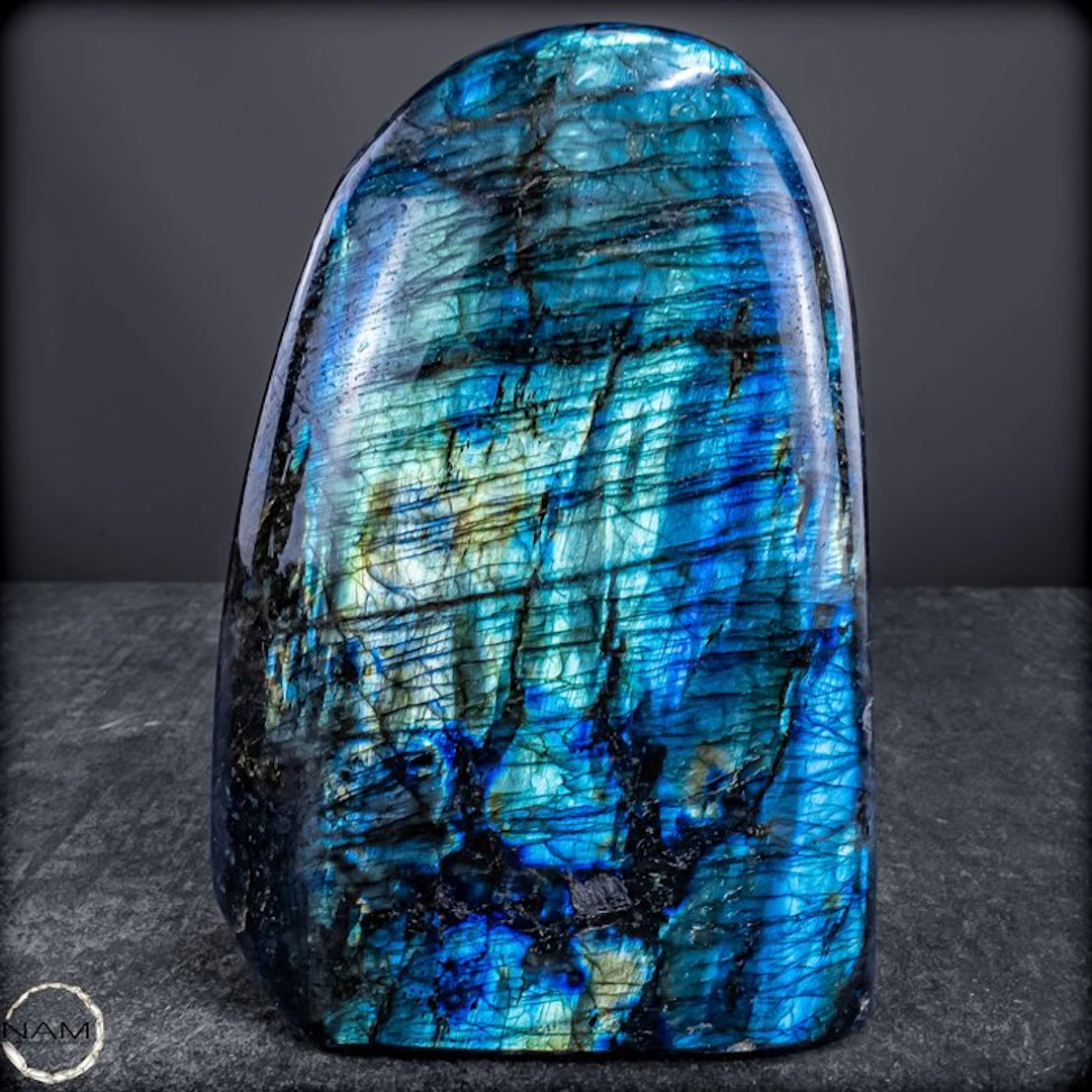 Natural labradorite from Madagascar – Nature's shimmering...