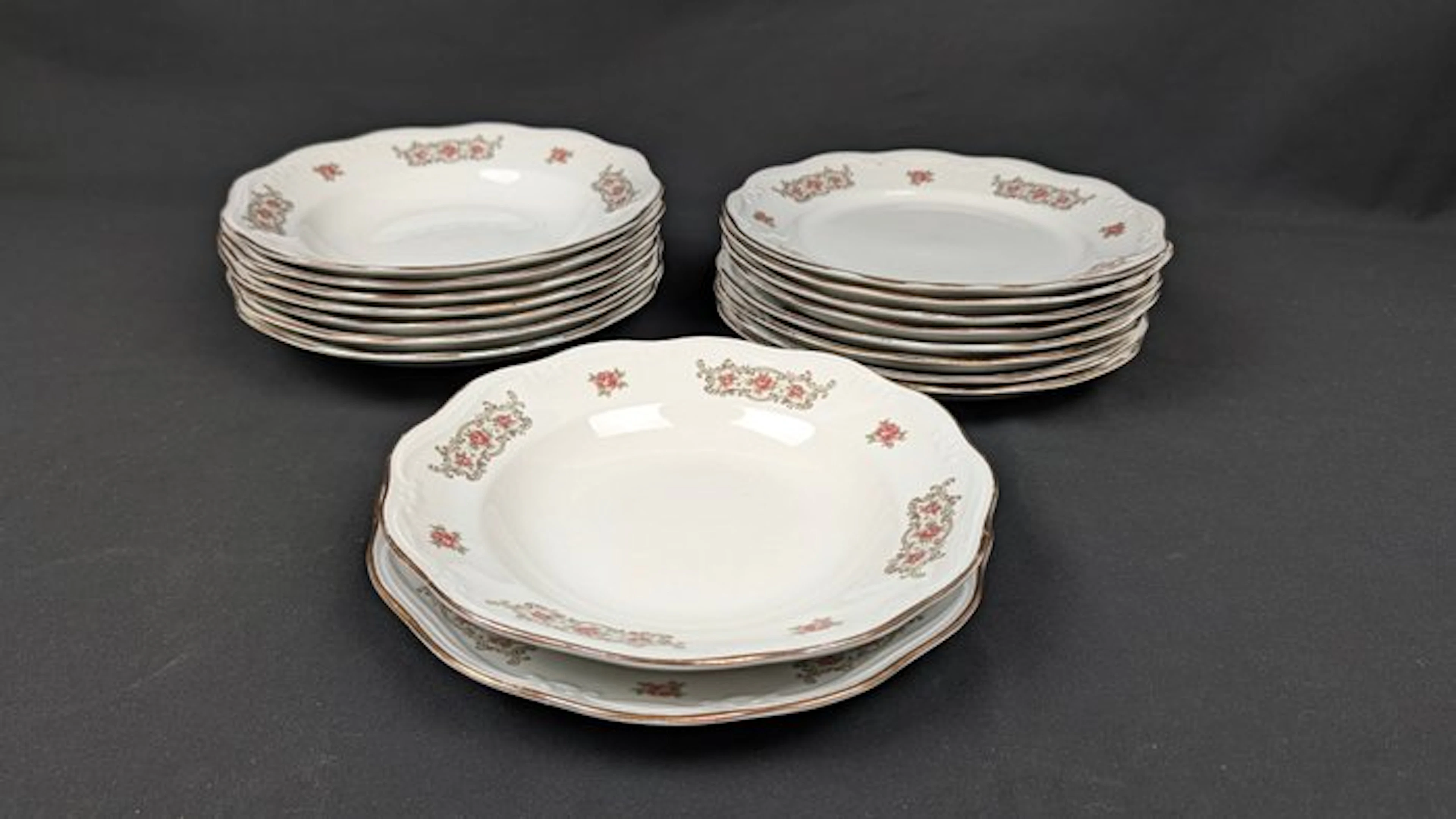 Richard Ginori - Dinner service (16) - Porcelain - Relief