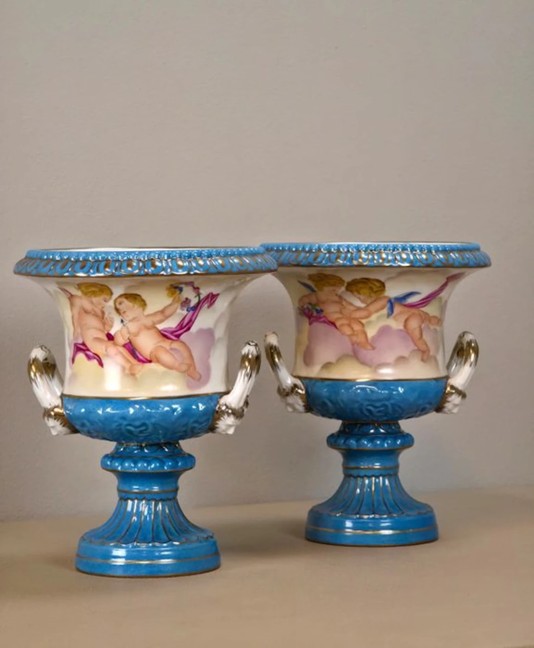 Vase (2) - Porcelain - A pair of porcelain cups.