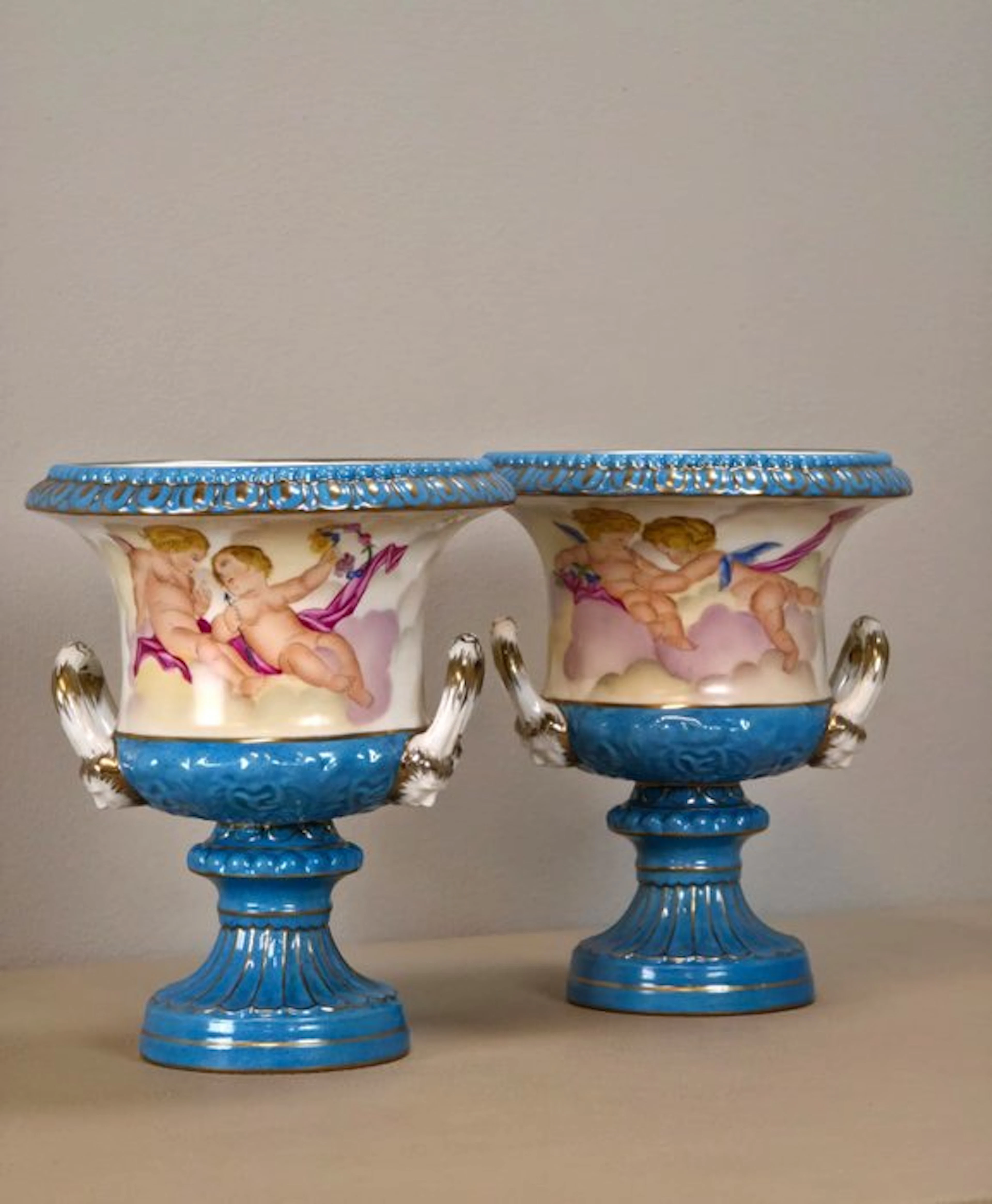 Vase (2) - Porcelain - A pair of porcelain cups.