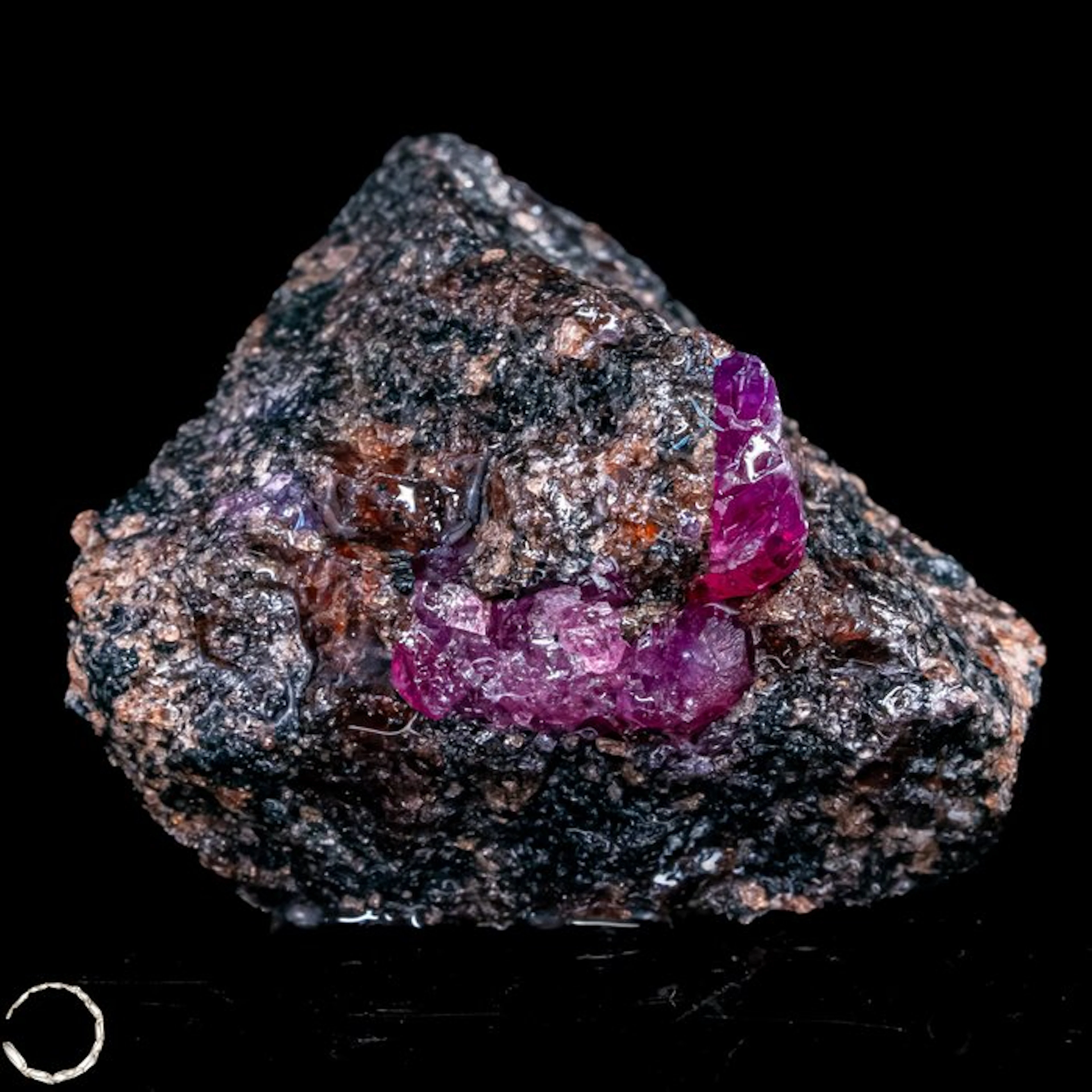 Padparadscha sapphire crystals – A fascinating play of...