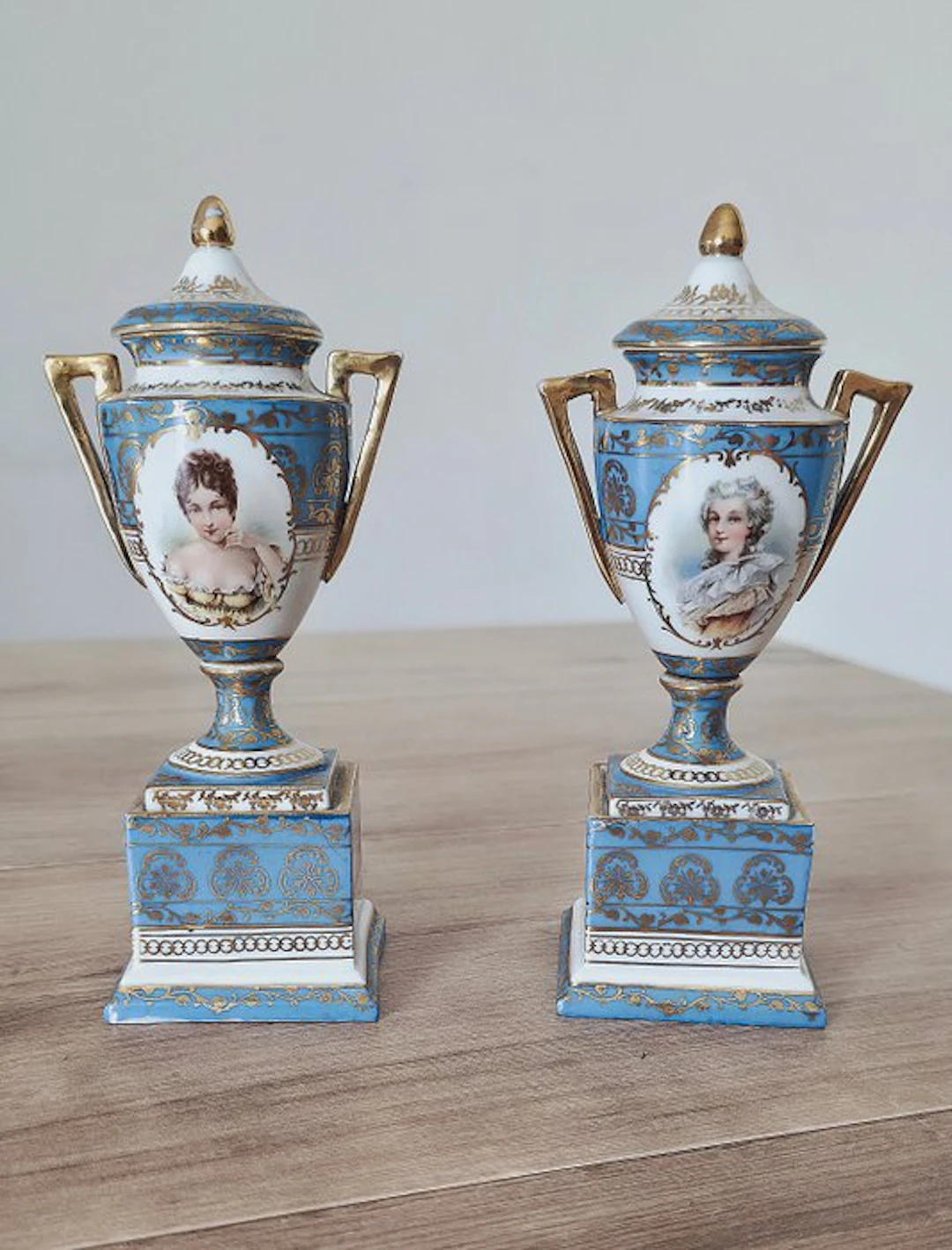 Lidded vase (2) - Neoclassicals in Sèvres-style porcelain...