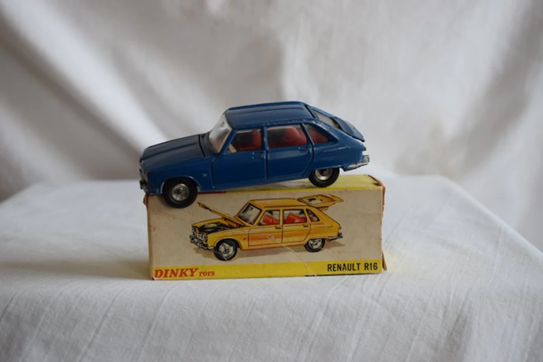 Dinky Toys 1:43 - Model car - Renault R16 nr. 166