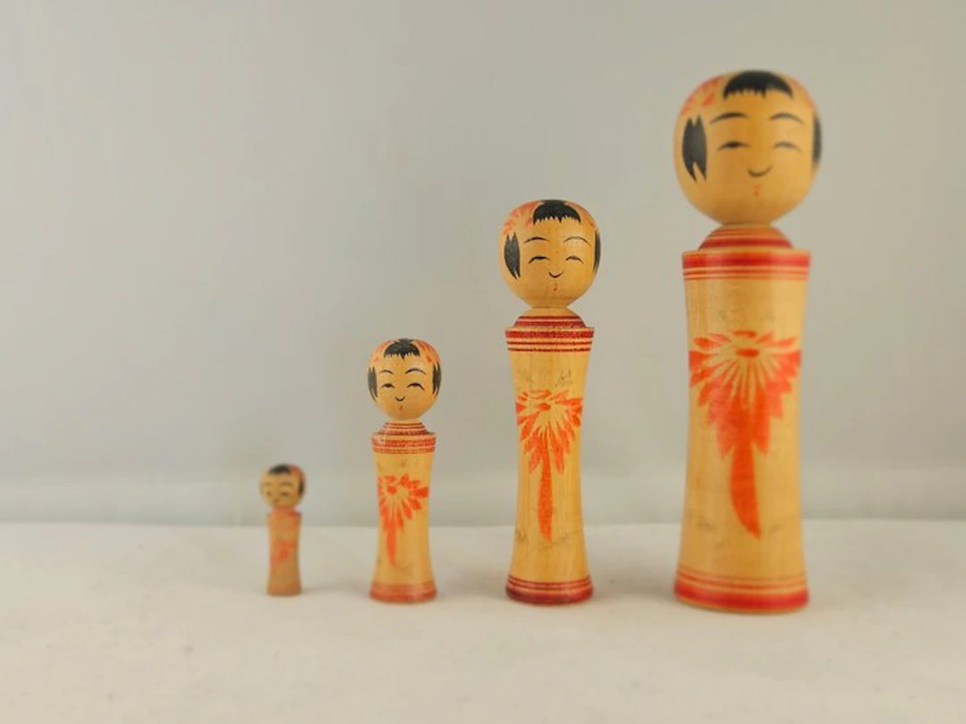 Family of 4 small traditional Kokeshi - Wood - Japan - Shōwa period (1926-1989)