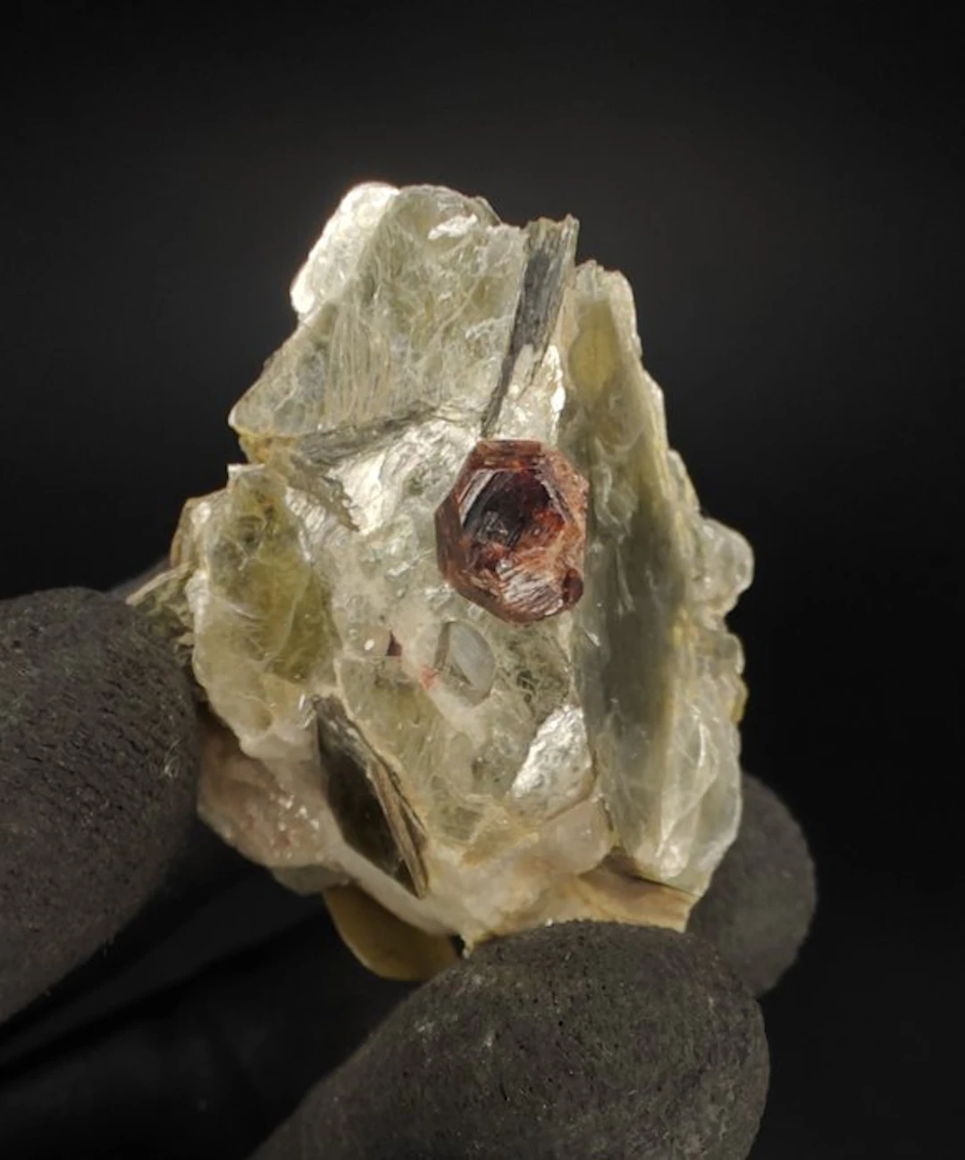 Spessartine Crystals on matrix - Height: 4 cm - Width: 4 cm- 26 g